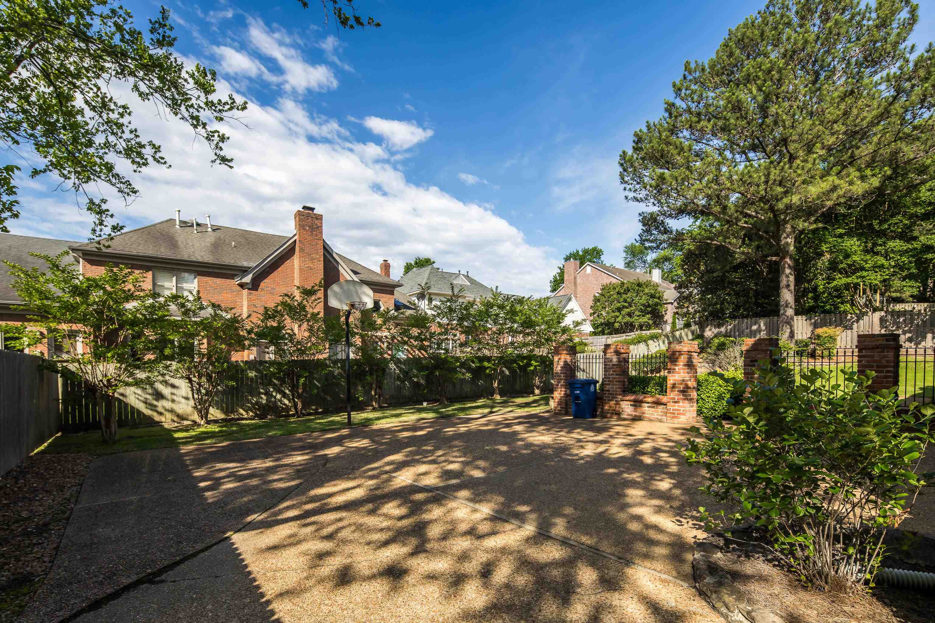 8621 RAVENCLIFF CV