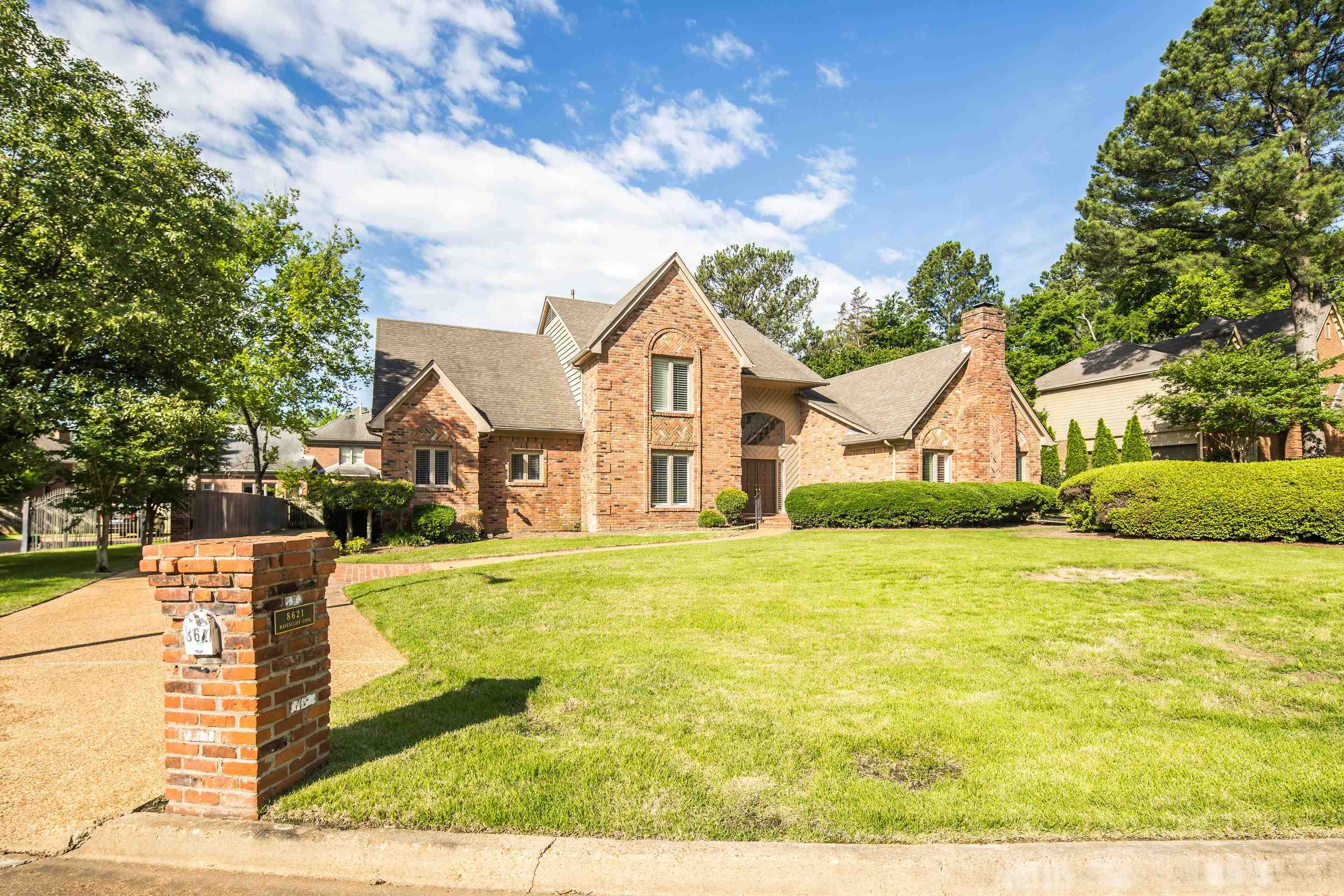 8621 RAVENCLIFF CV