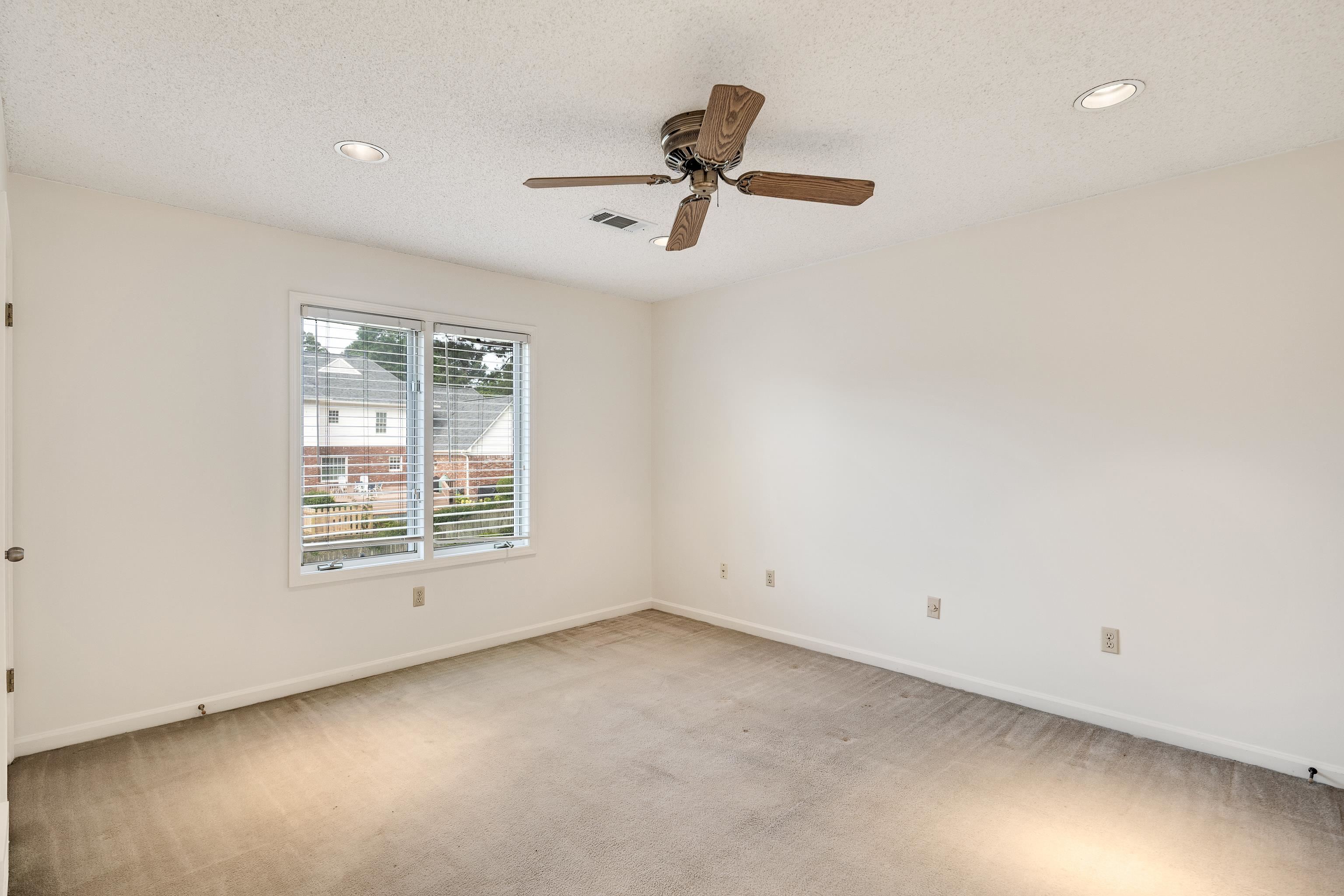 8621 RAVENCLIFF CV