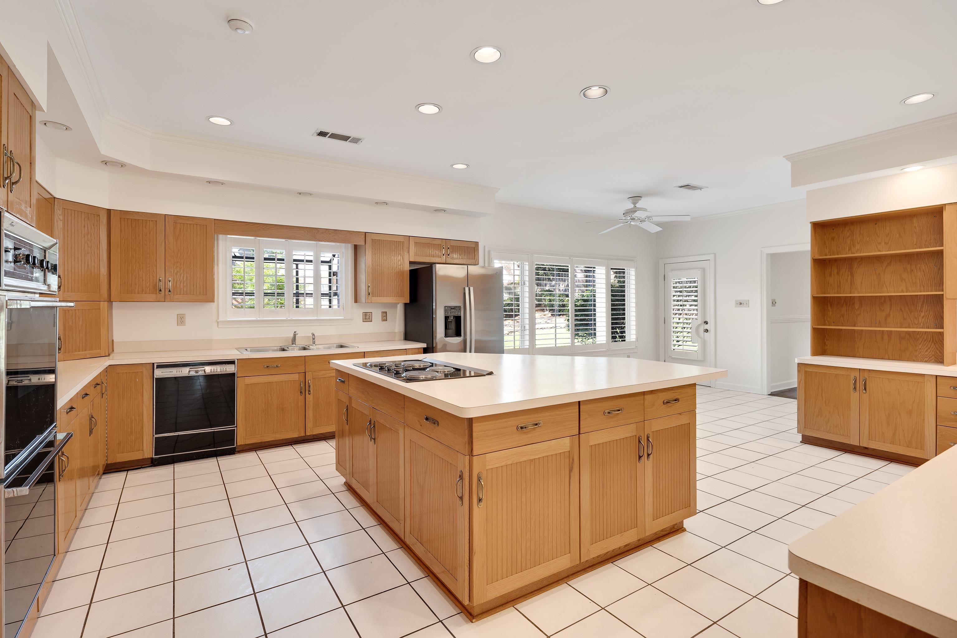 8621 RAVENCLIFF CV