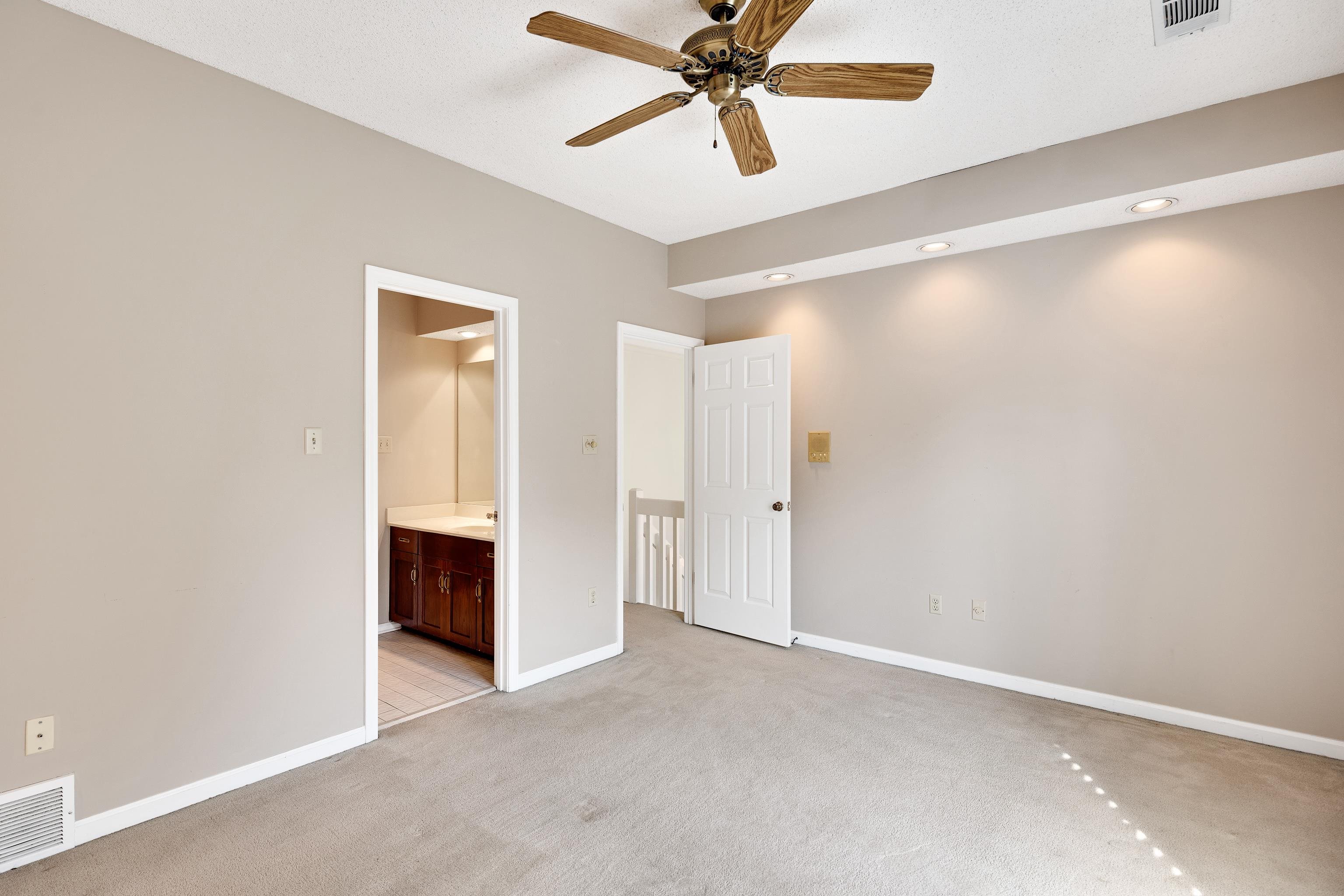8621 RAVENCLIFF CV