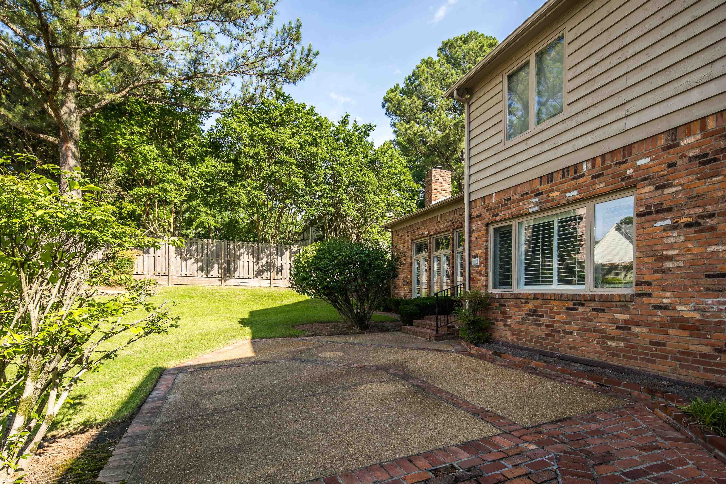 8621 RAVENCLIFF CV