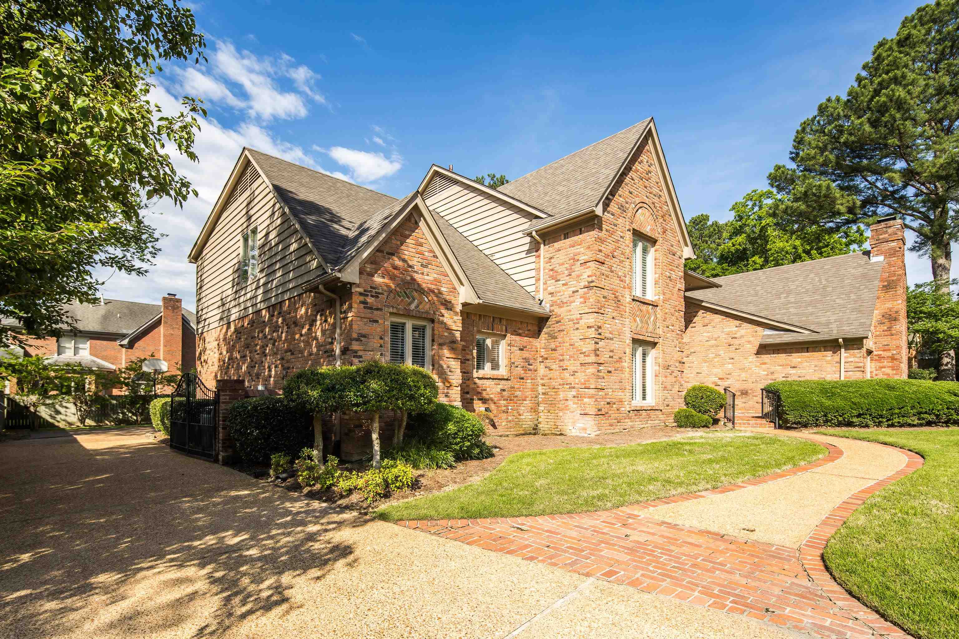 8621 RAVENCLIFF CV