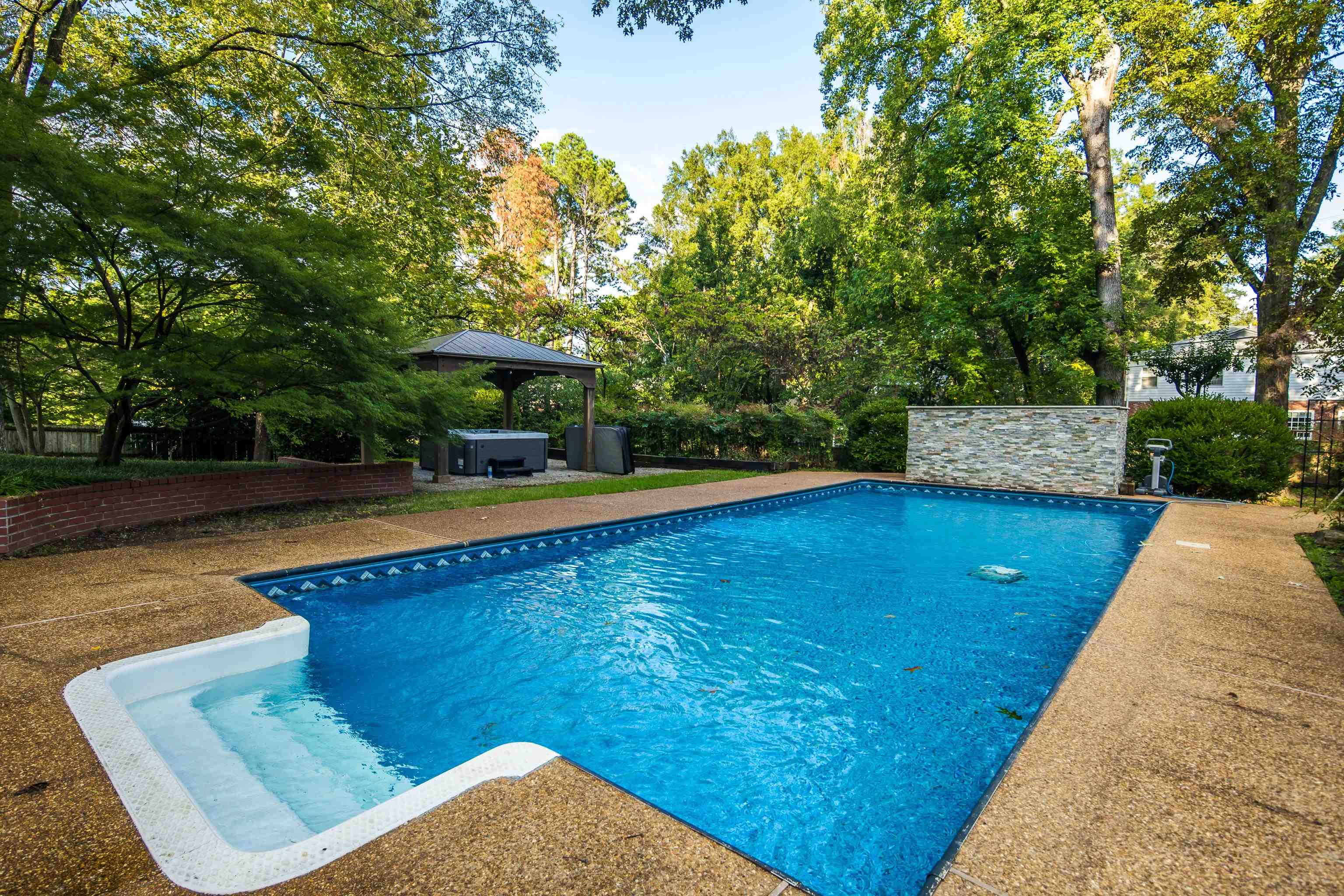 704 W CLOVER DR