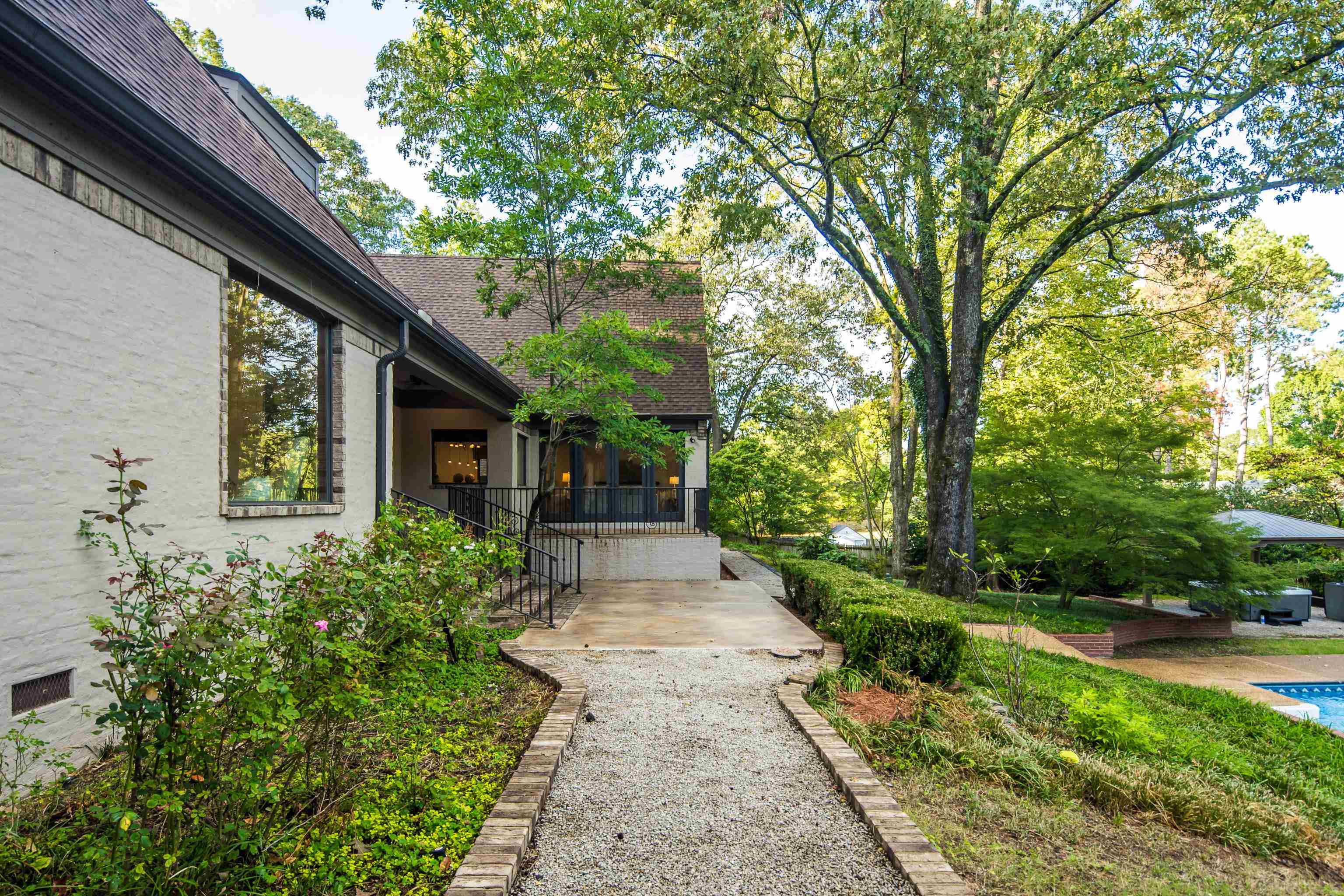704 W CLOVER DR