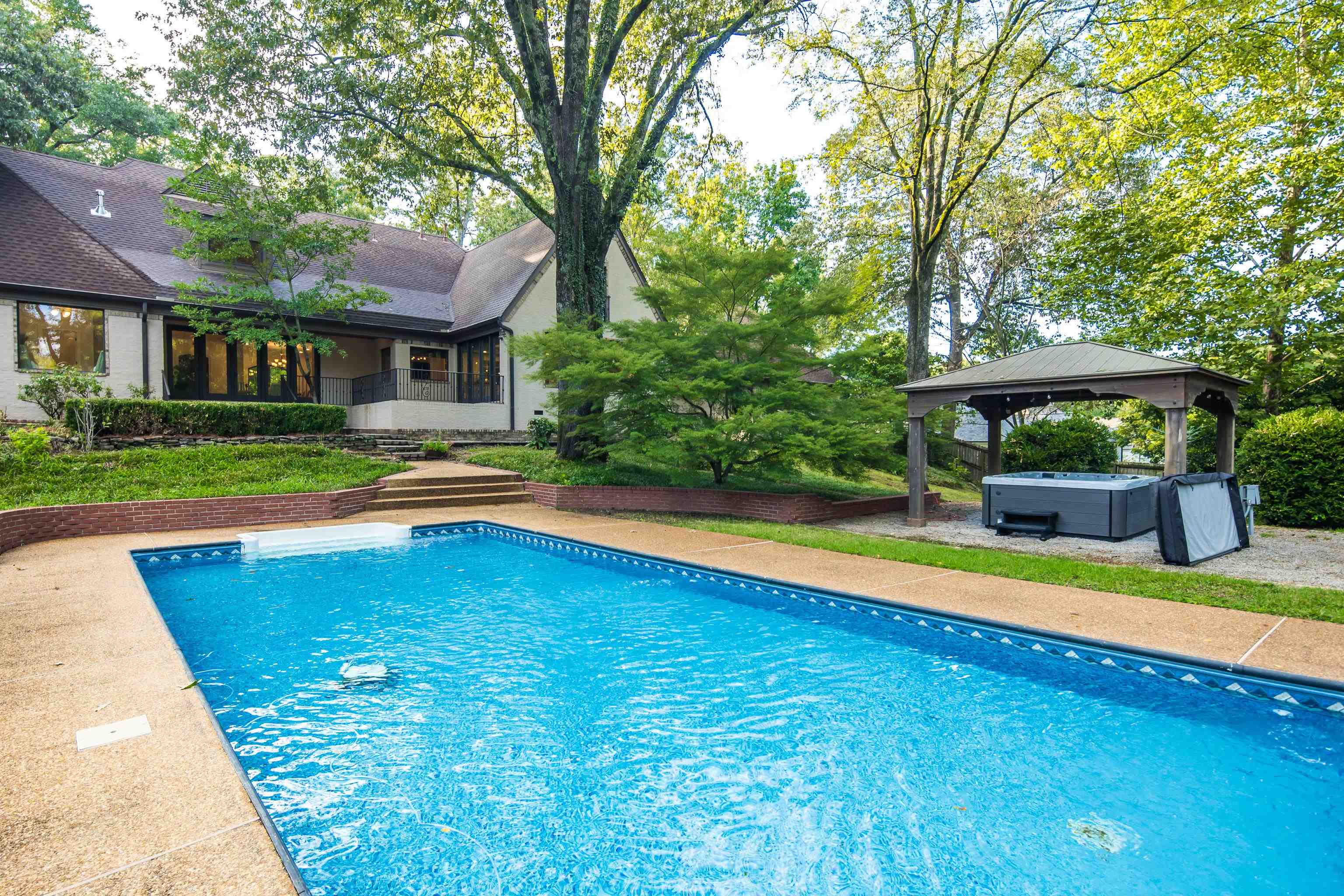 704 W CLOVER DR