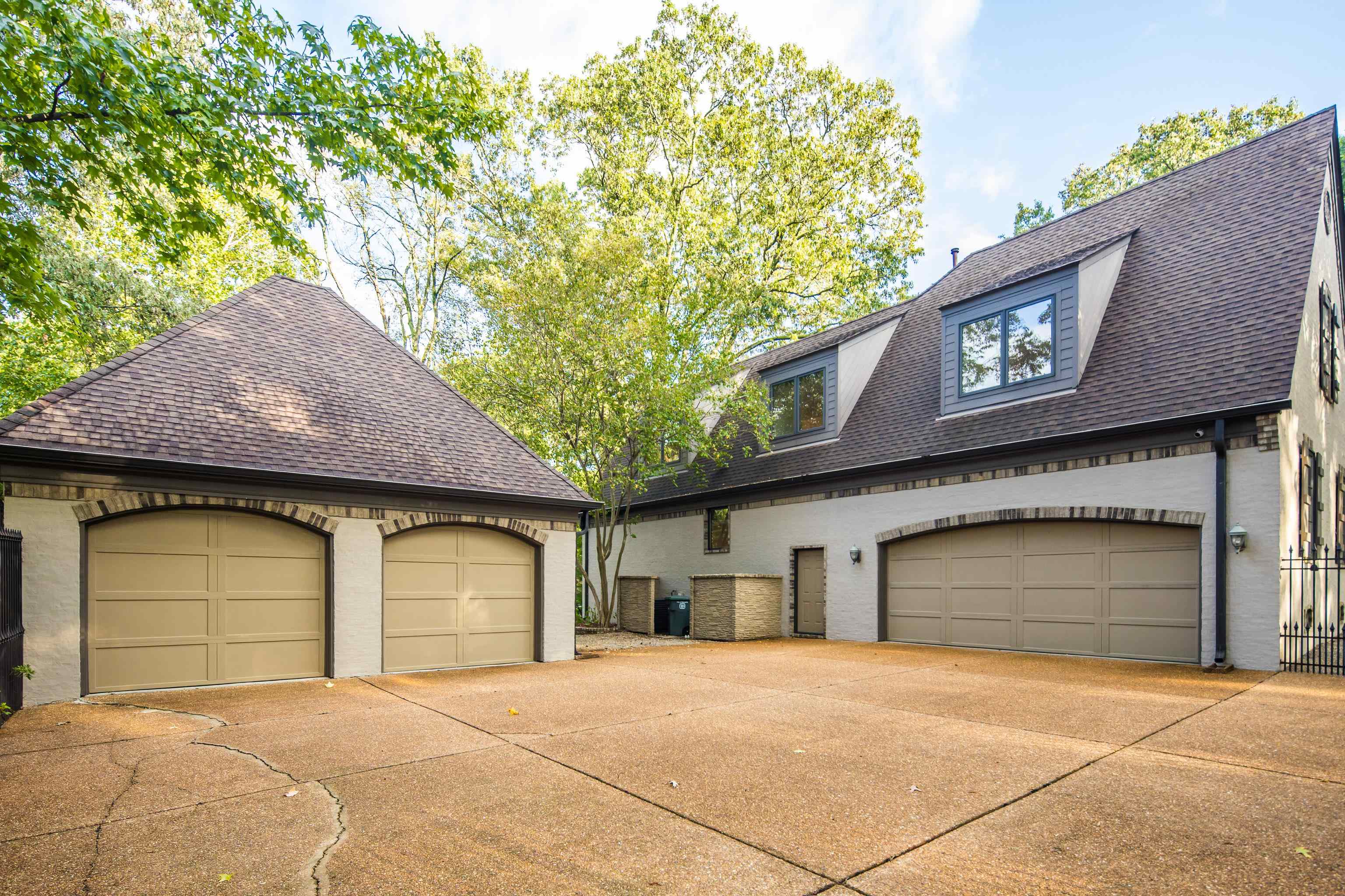 704 W CLOVER DR