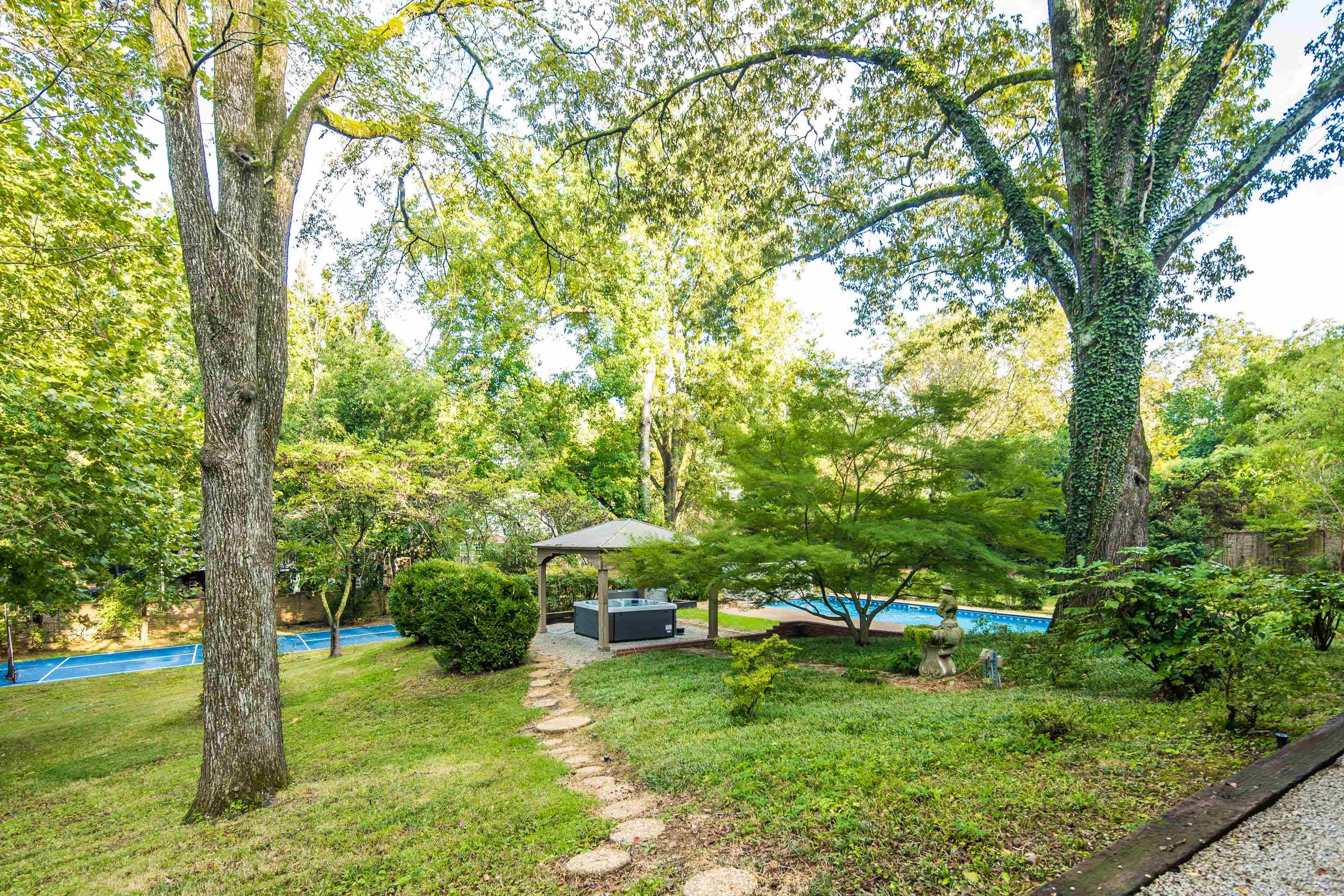 704 W CLOVER DR