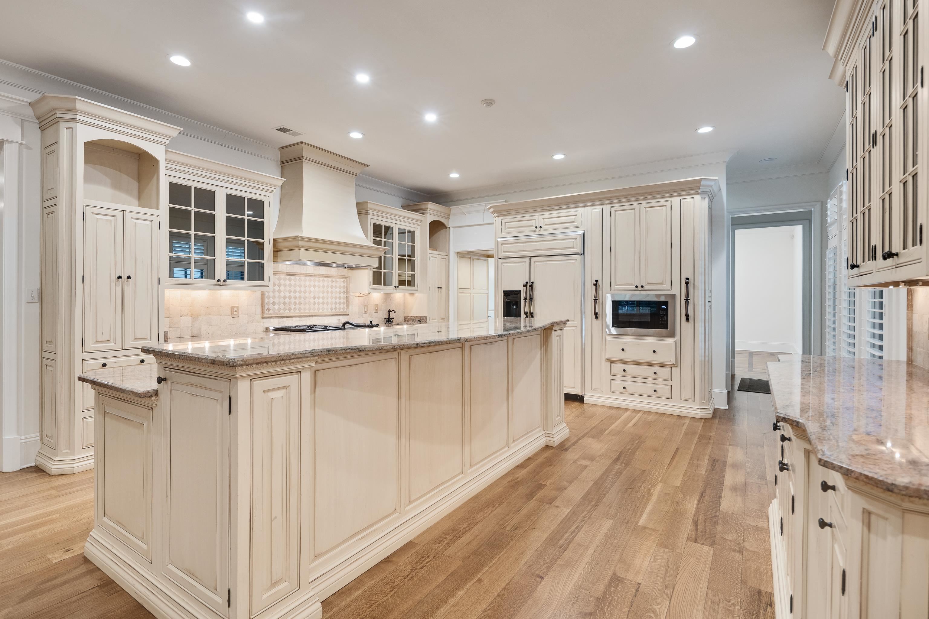 64 MONTEREY OAKS CV