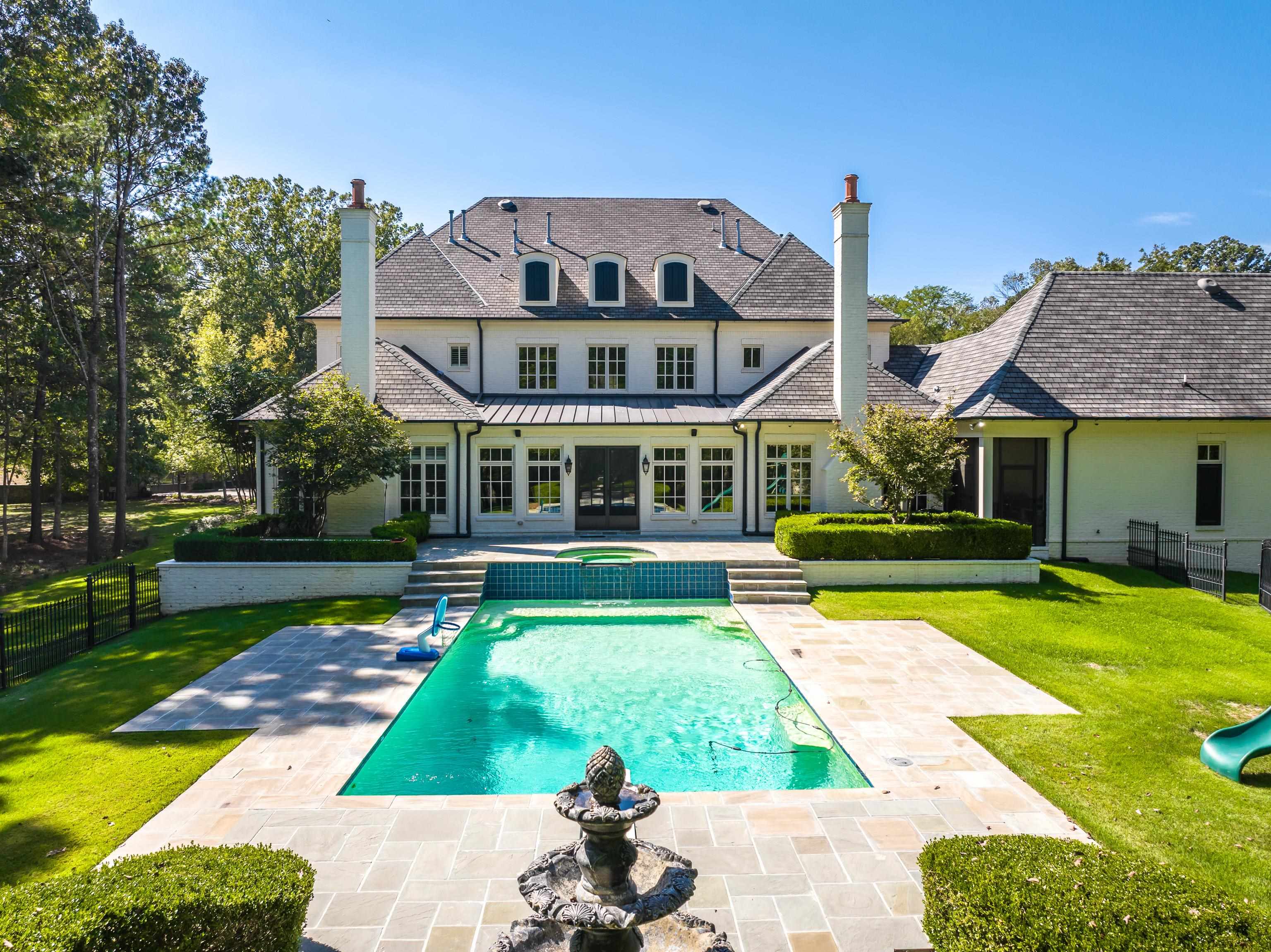 64 MONTEREY OAKS CV