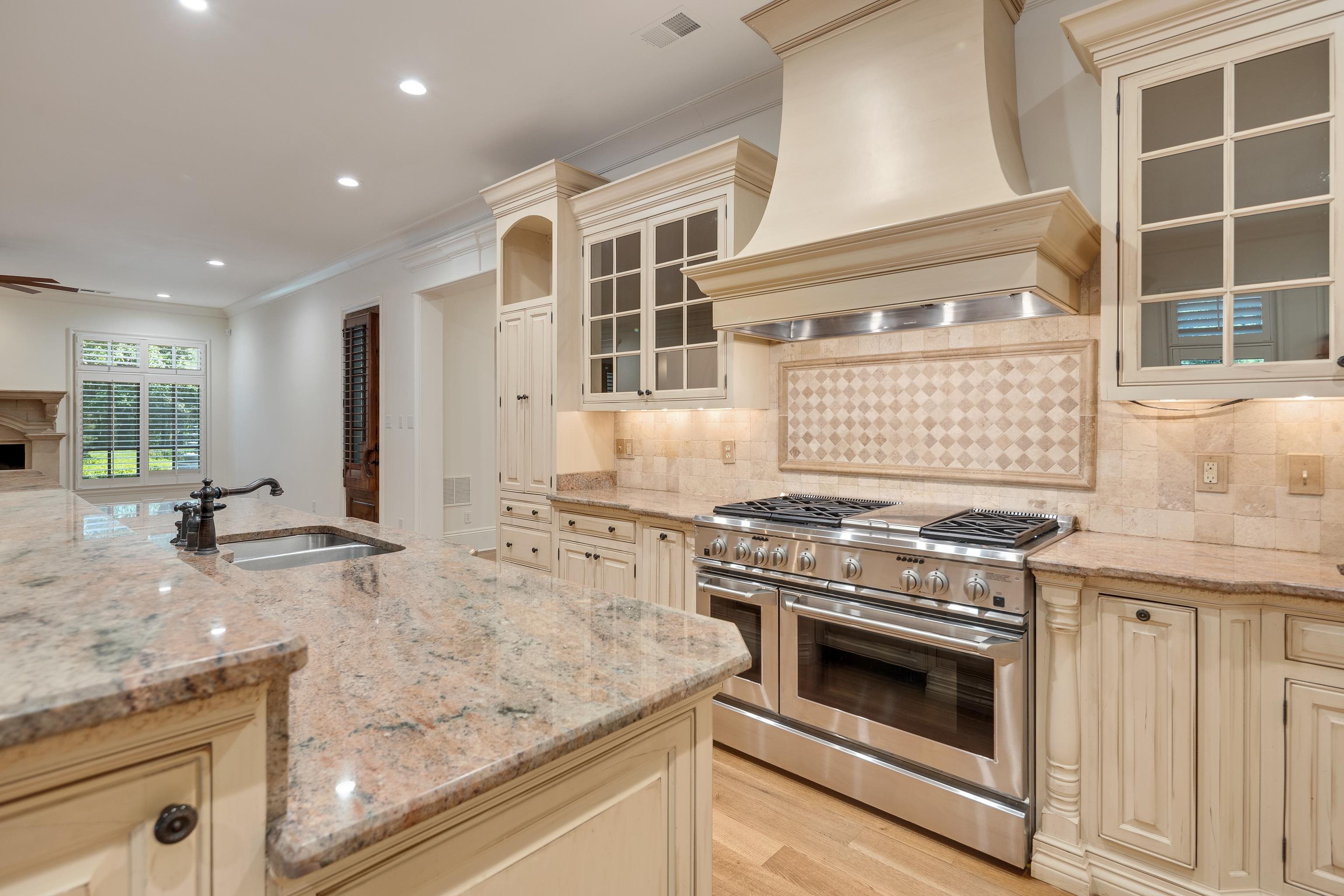 64 MONTEREY OAKS CV