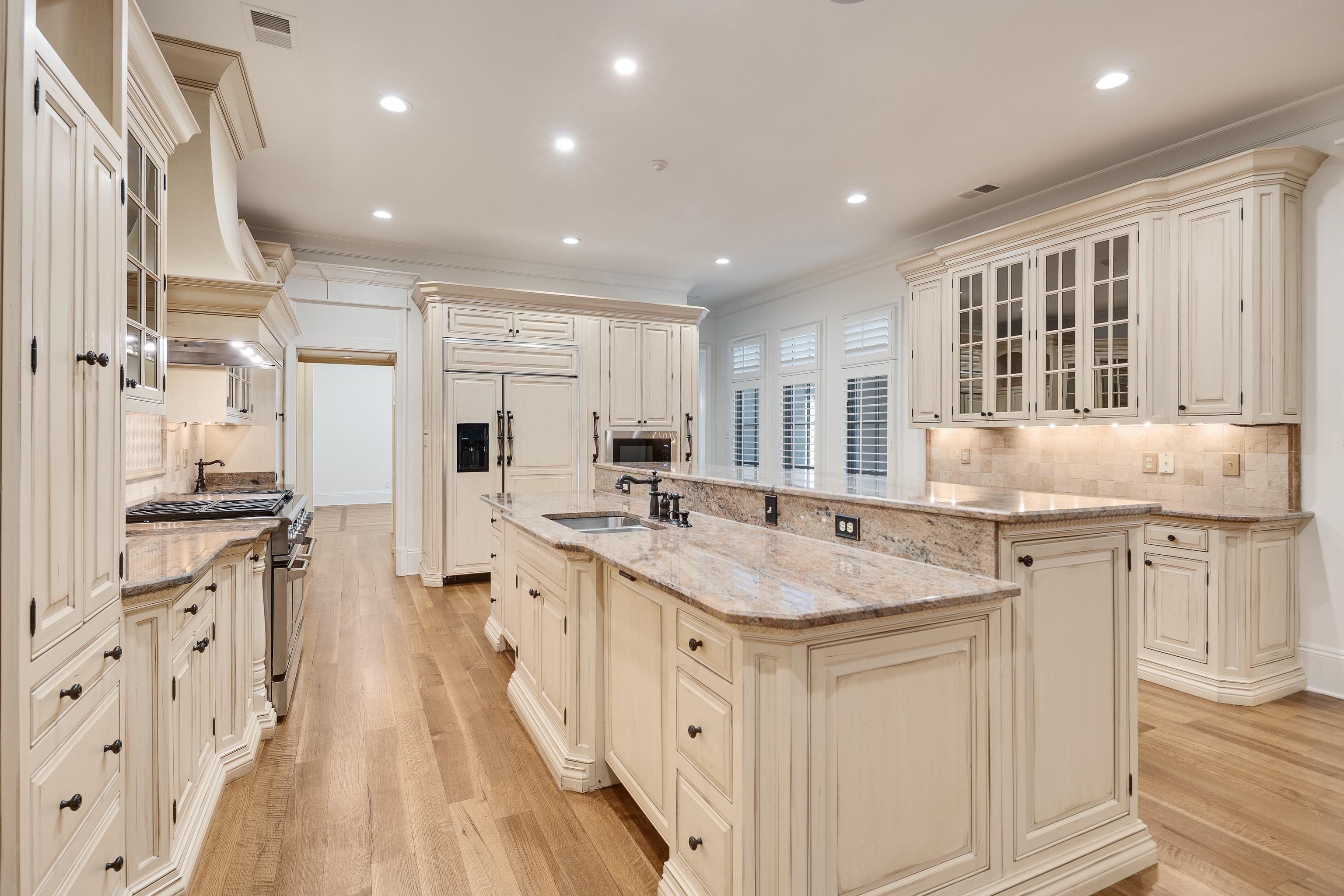 64 MONTEREY OAKS CV