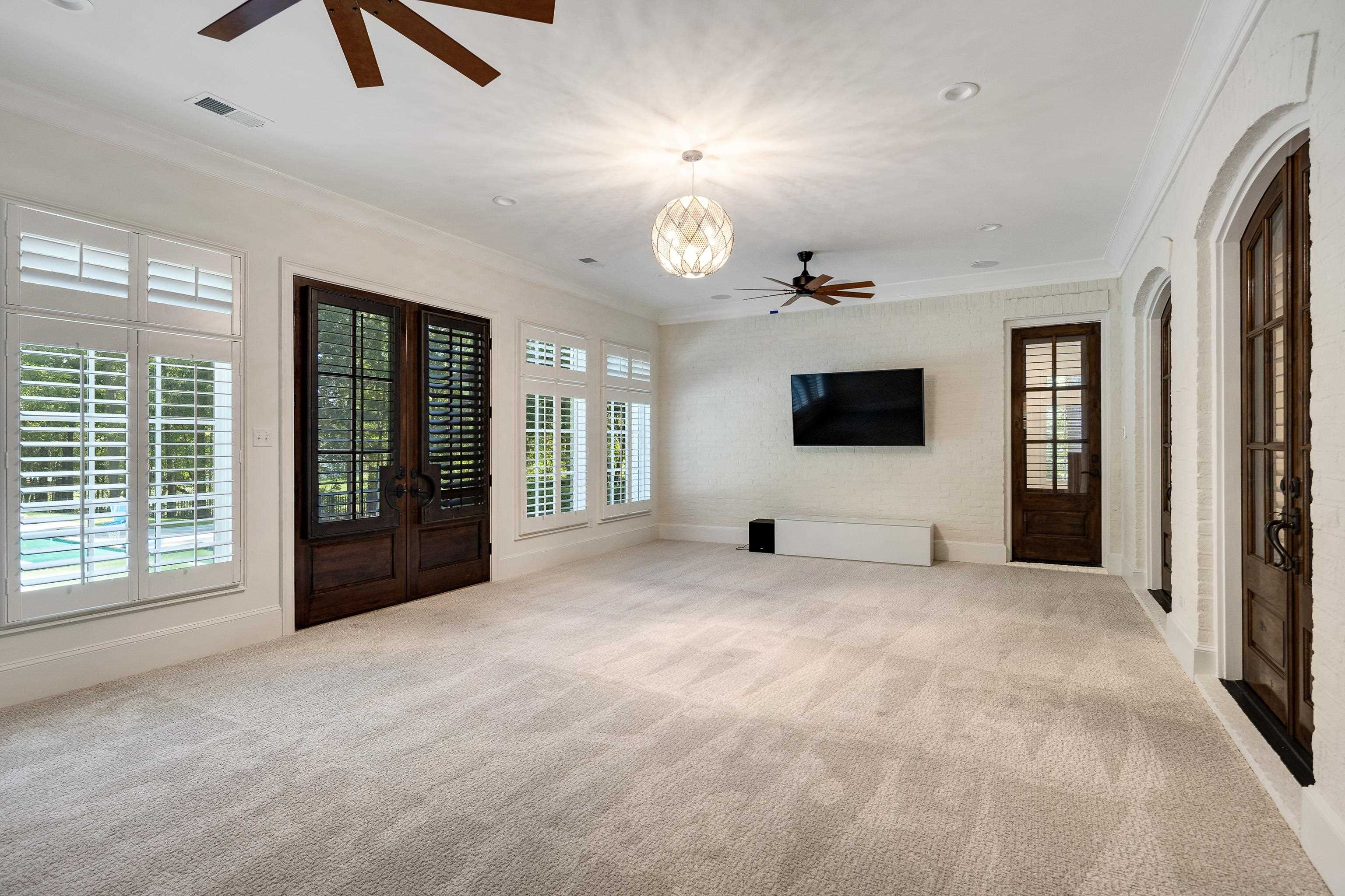 64 MONTEREY OAKS CV