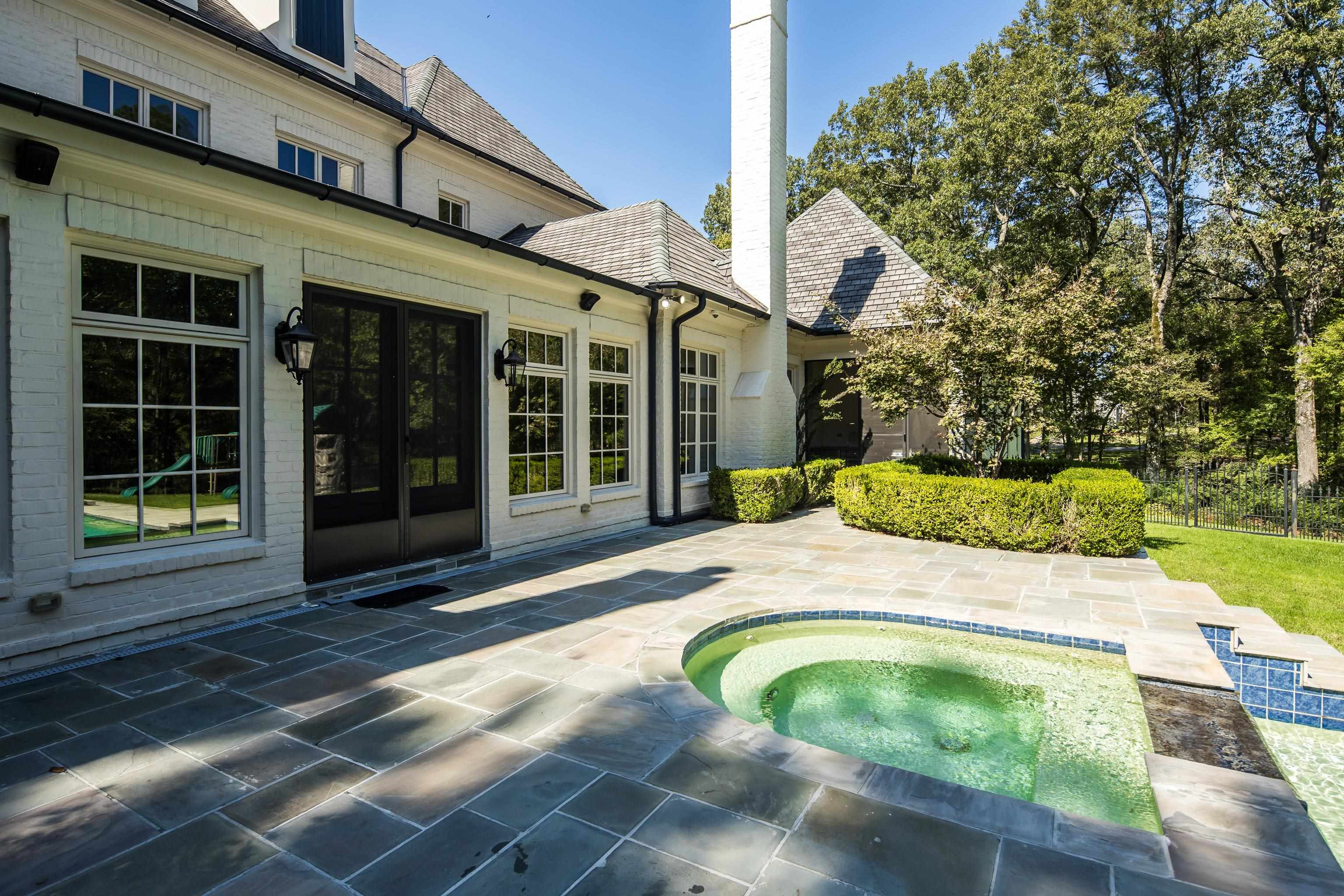 64 MONTEREY OAKS CV