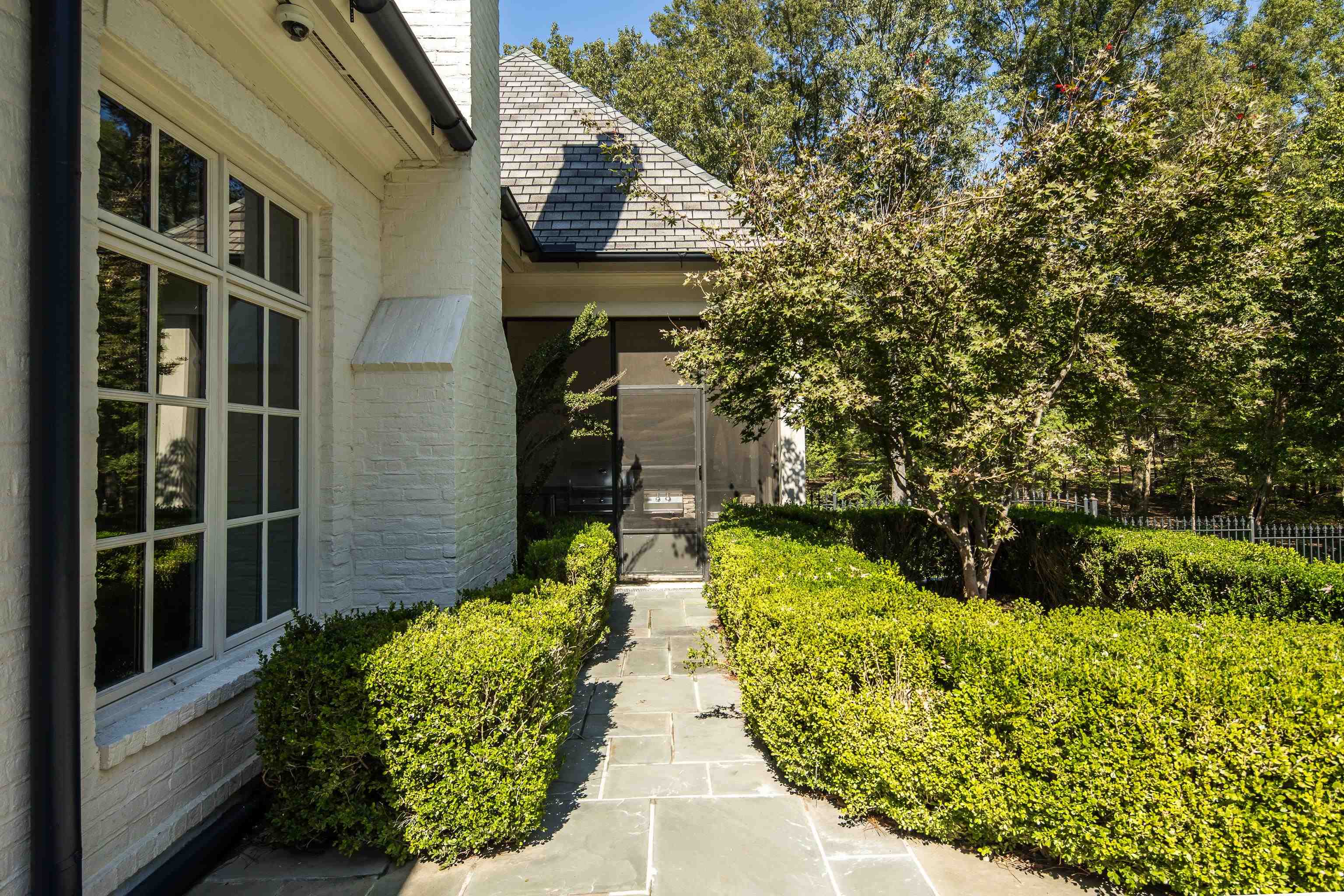 64 MONTEREY OAKS CV