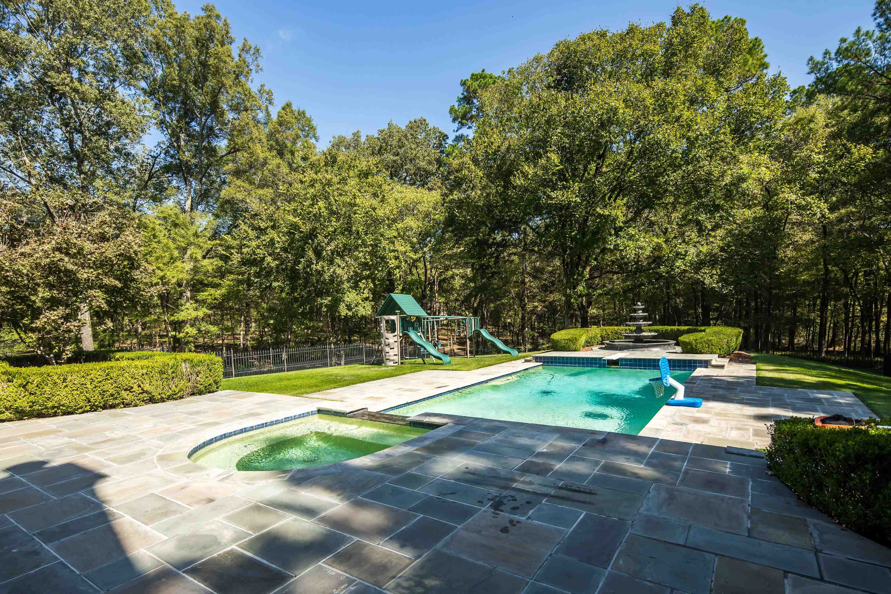 64 MONTEREY OAKS CV