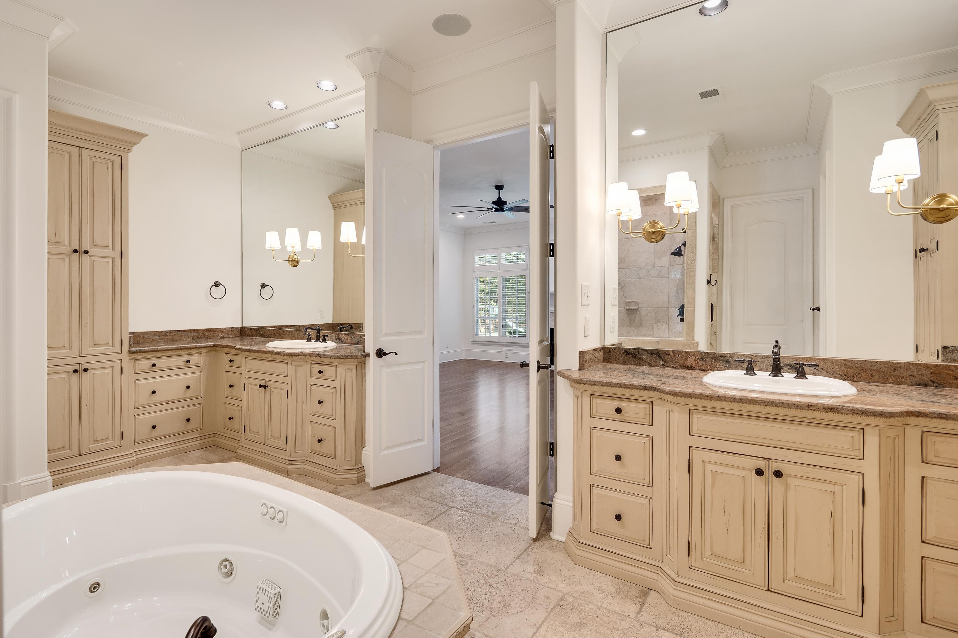 64 MONTEREY OAKS CV