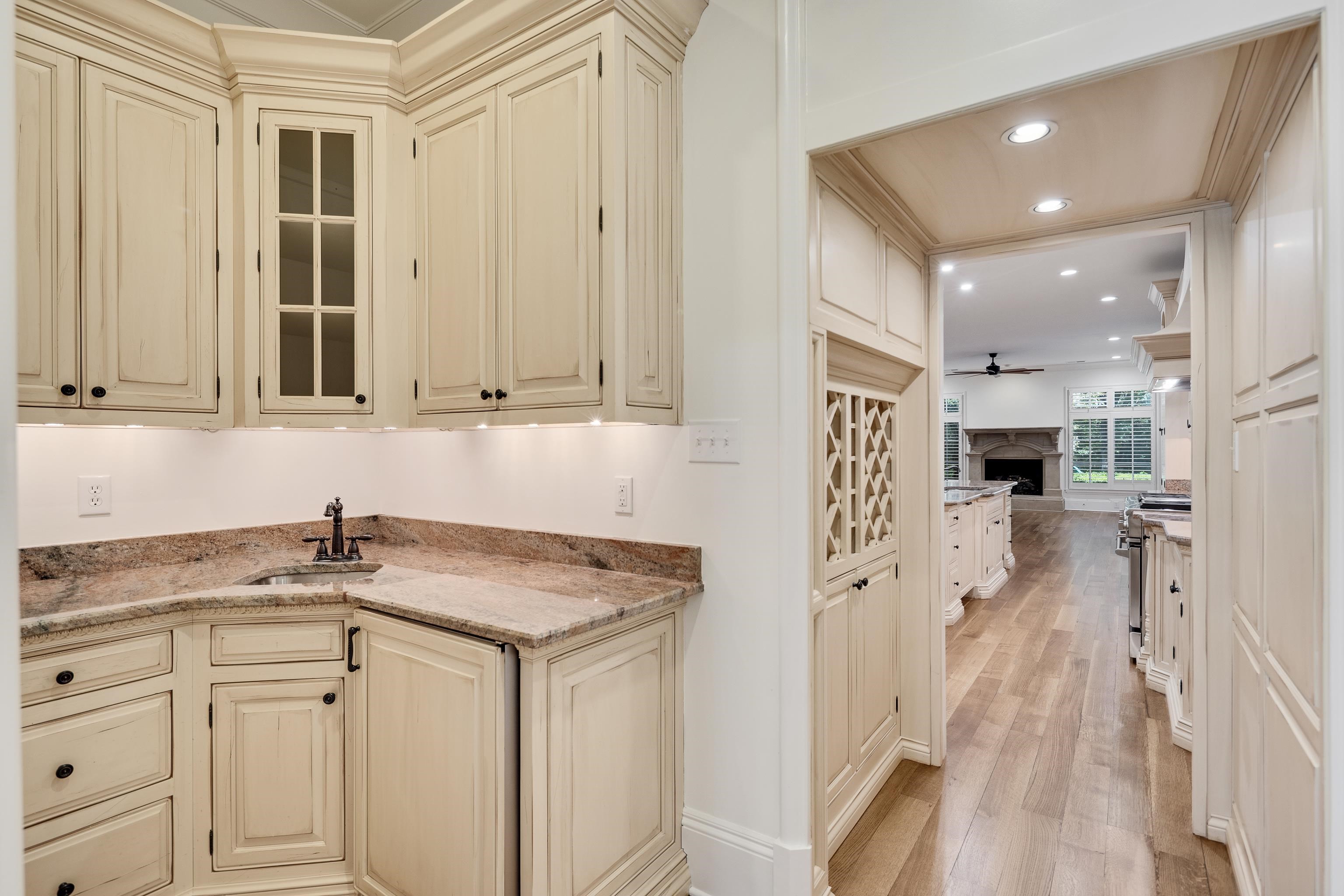 64 MONTEREY OAKS CV
