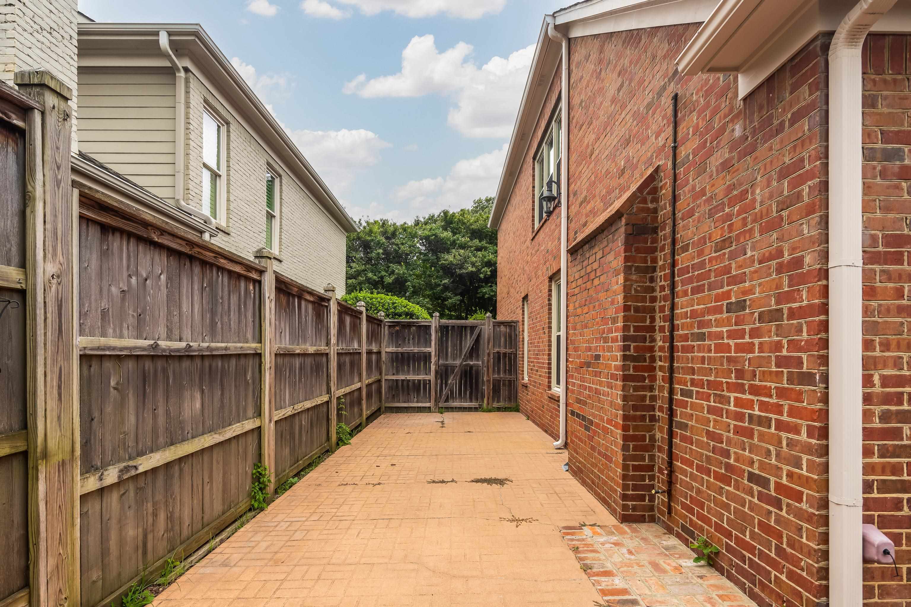 186 N WHITE STATION RD