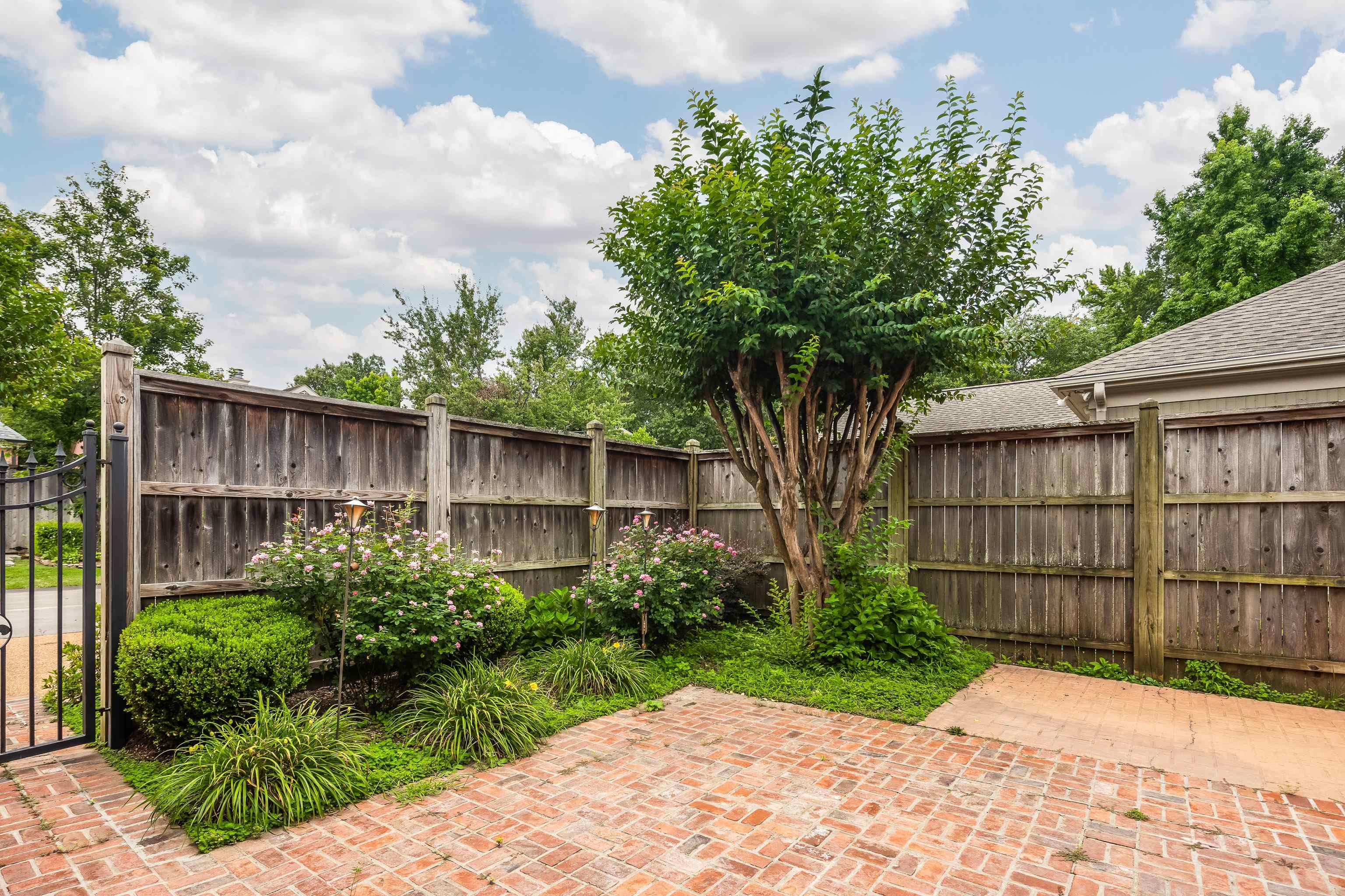 186 N WHITE STATION RD