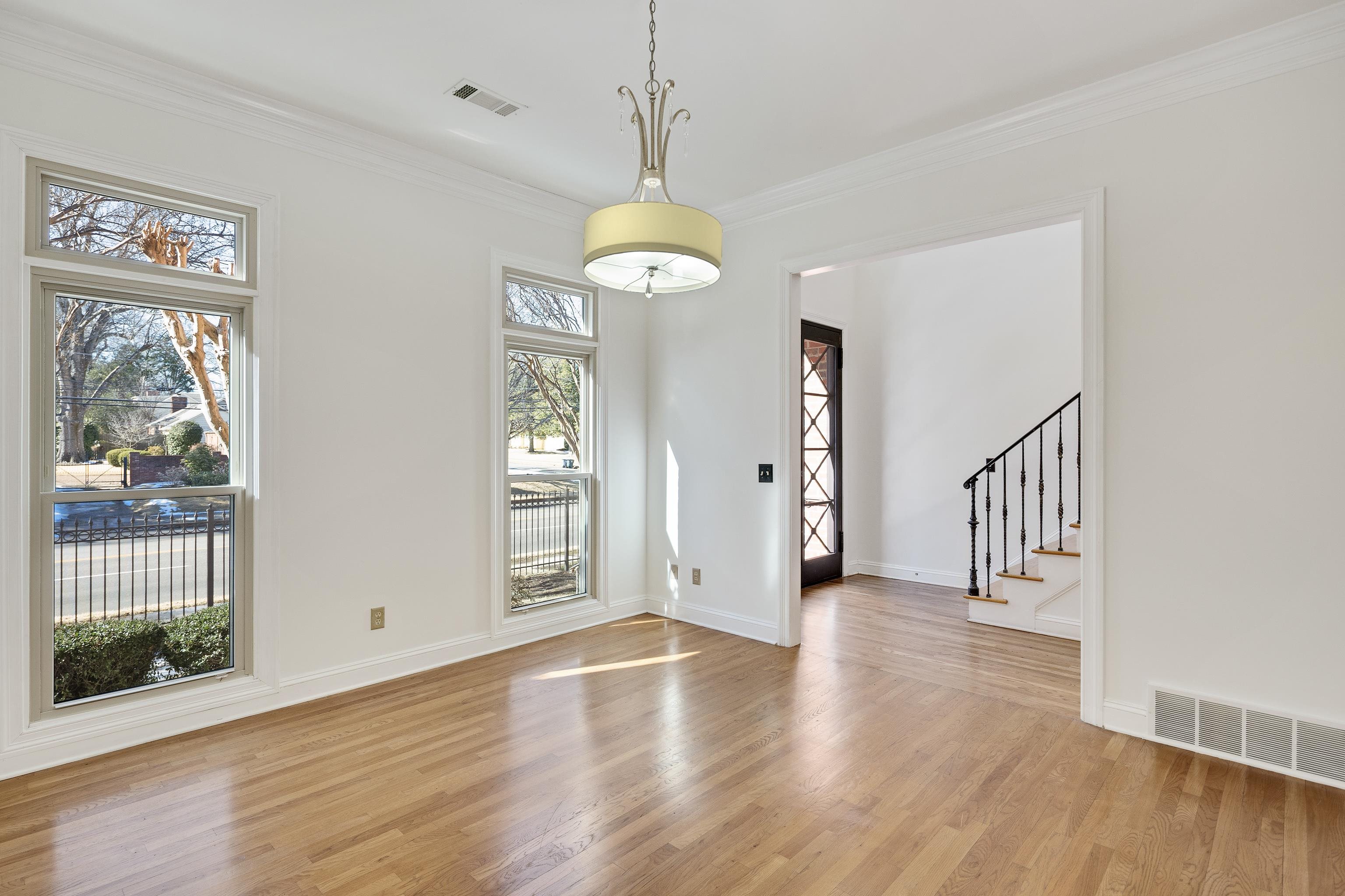 186 N WHITE STATION RD