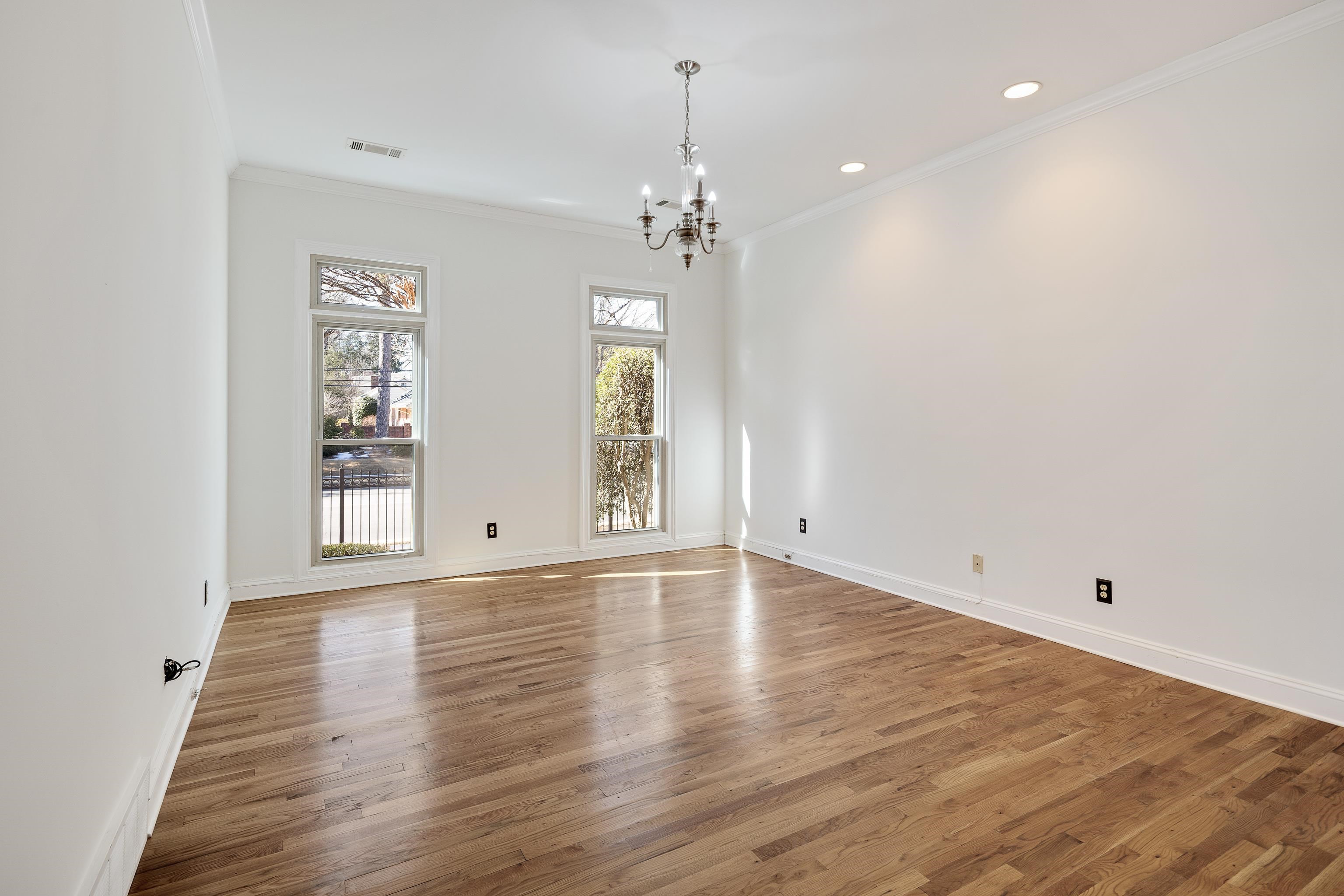 186 N WHITE STATION RD