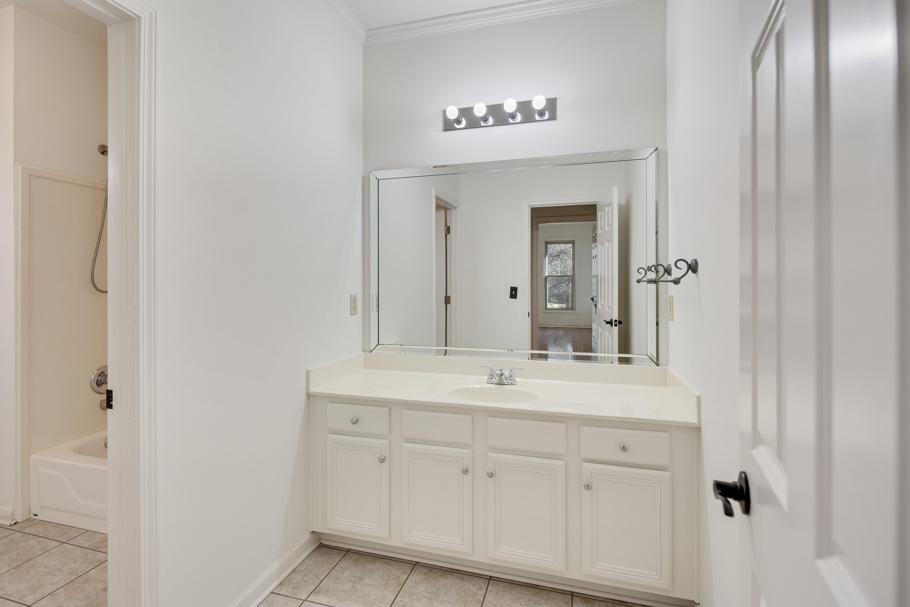 186 N WHITE STATION RD