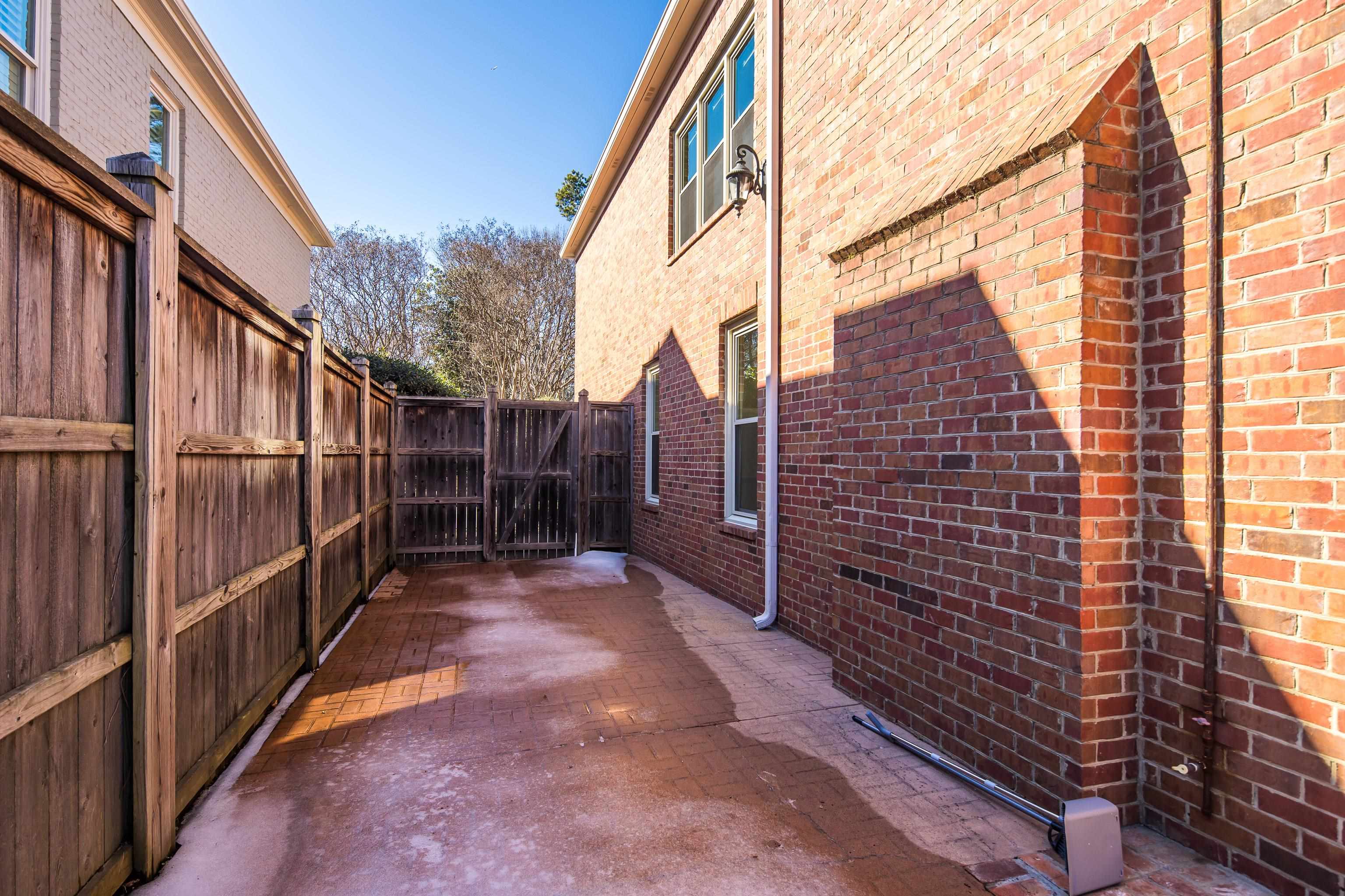 186 N WHITE STATION RD