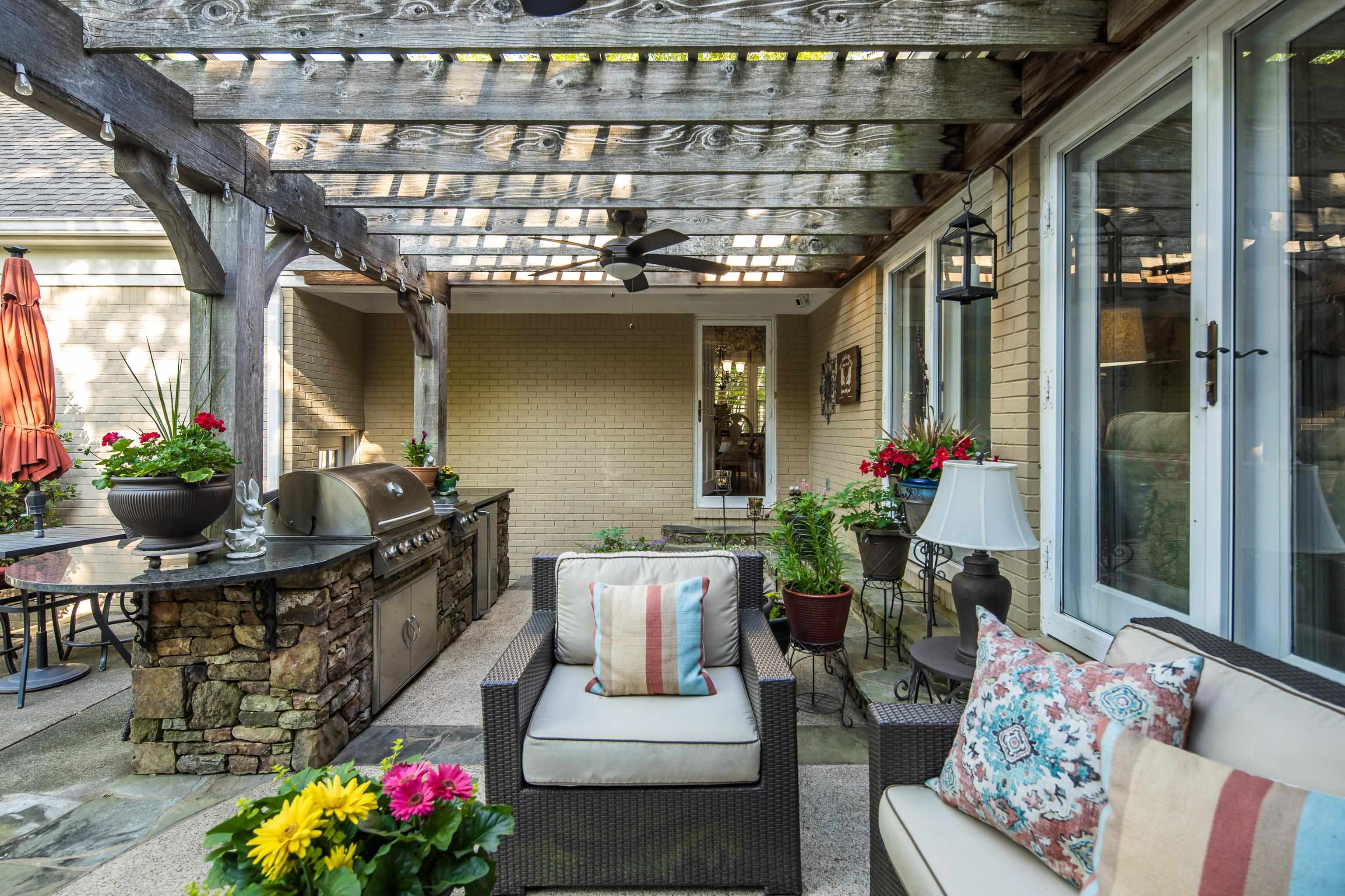 6326 E SHADY GROVE RD