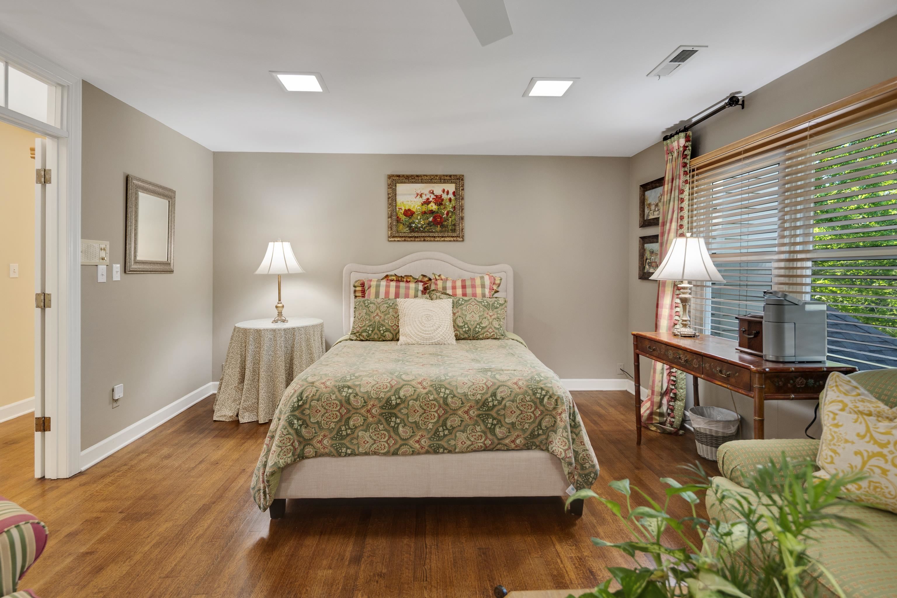 6326 E SHADY GROVE RD