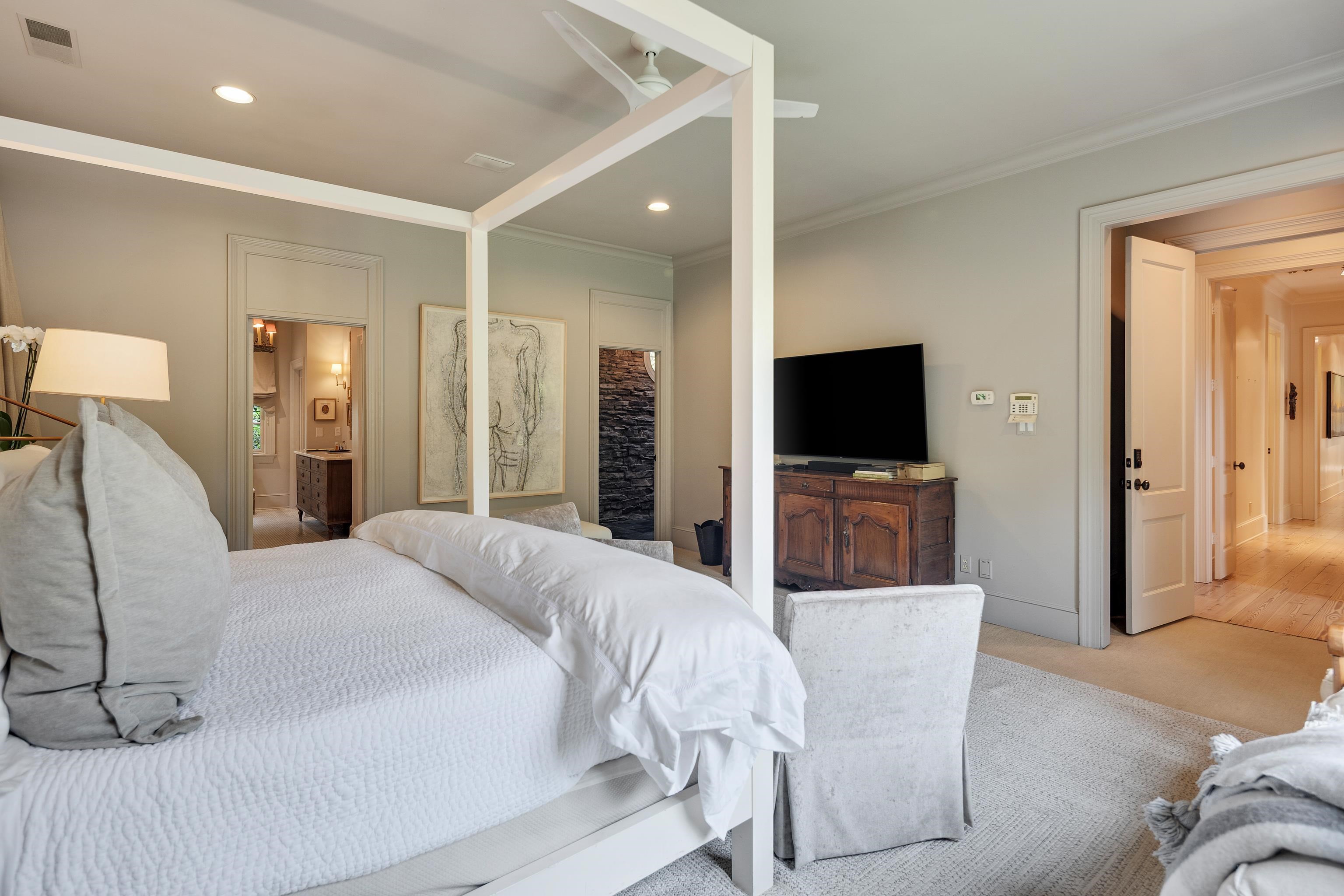 4068 ROBINWOOD CV