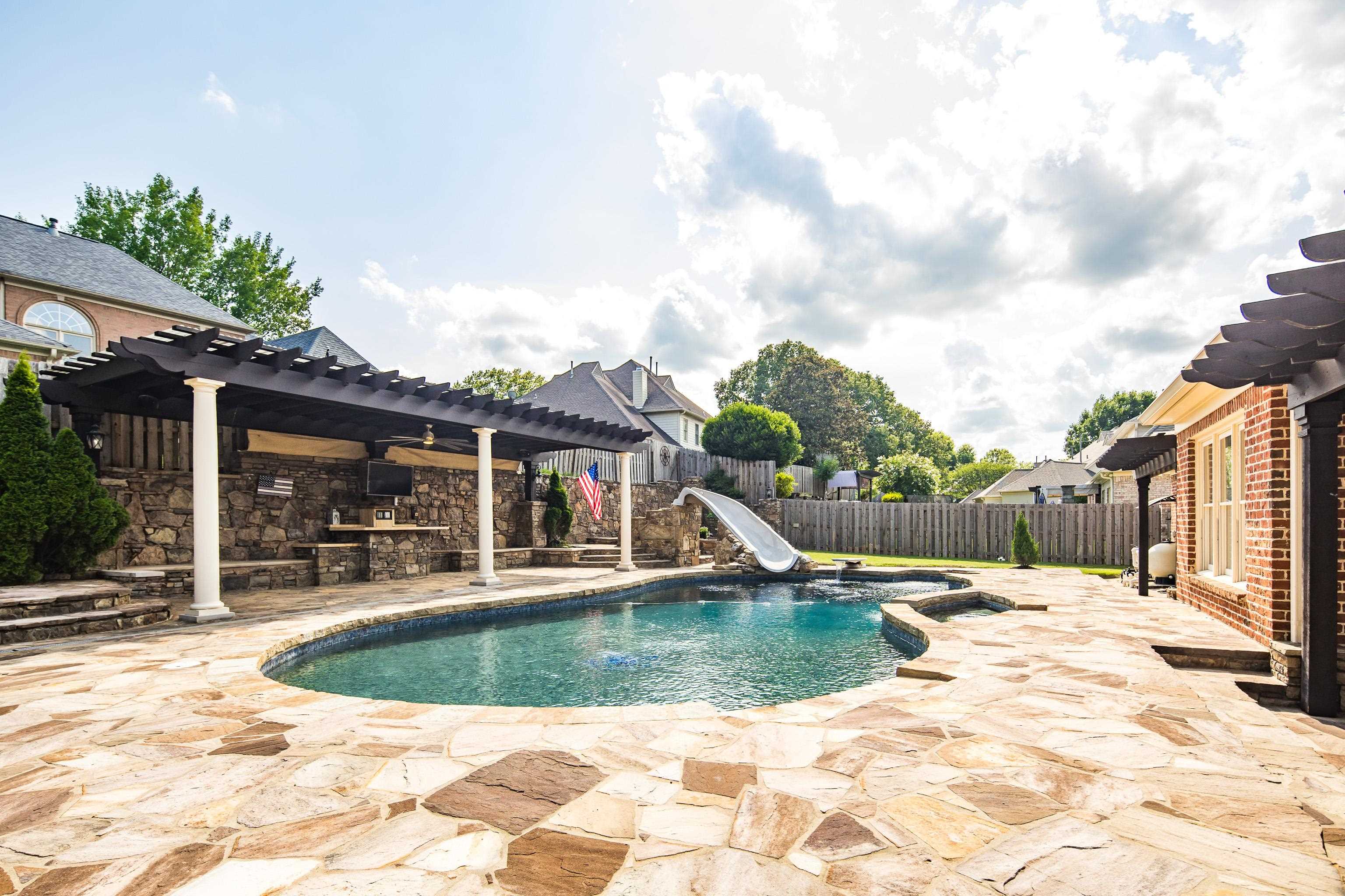 1817 LILES LN