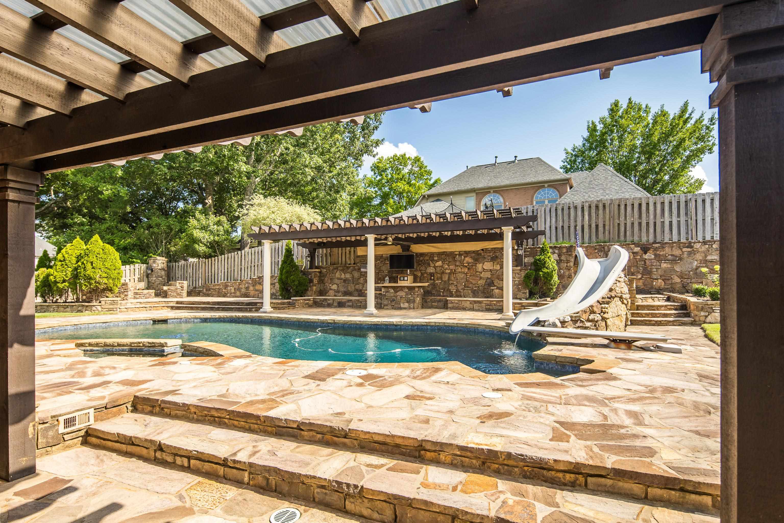 1817 LILES LN