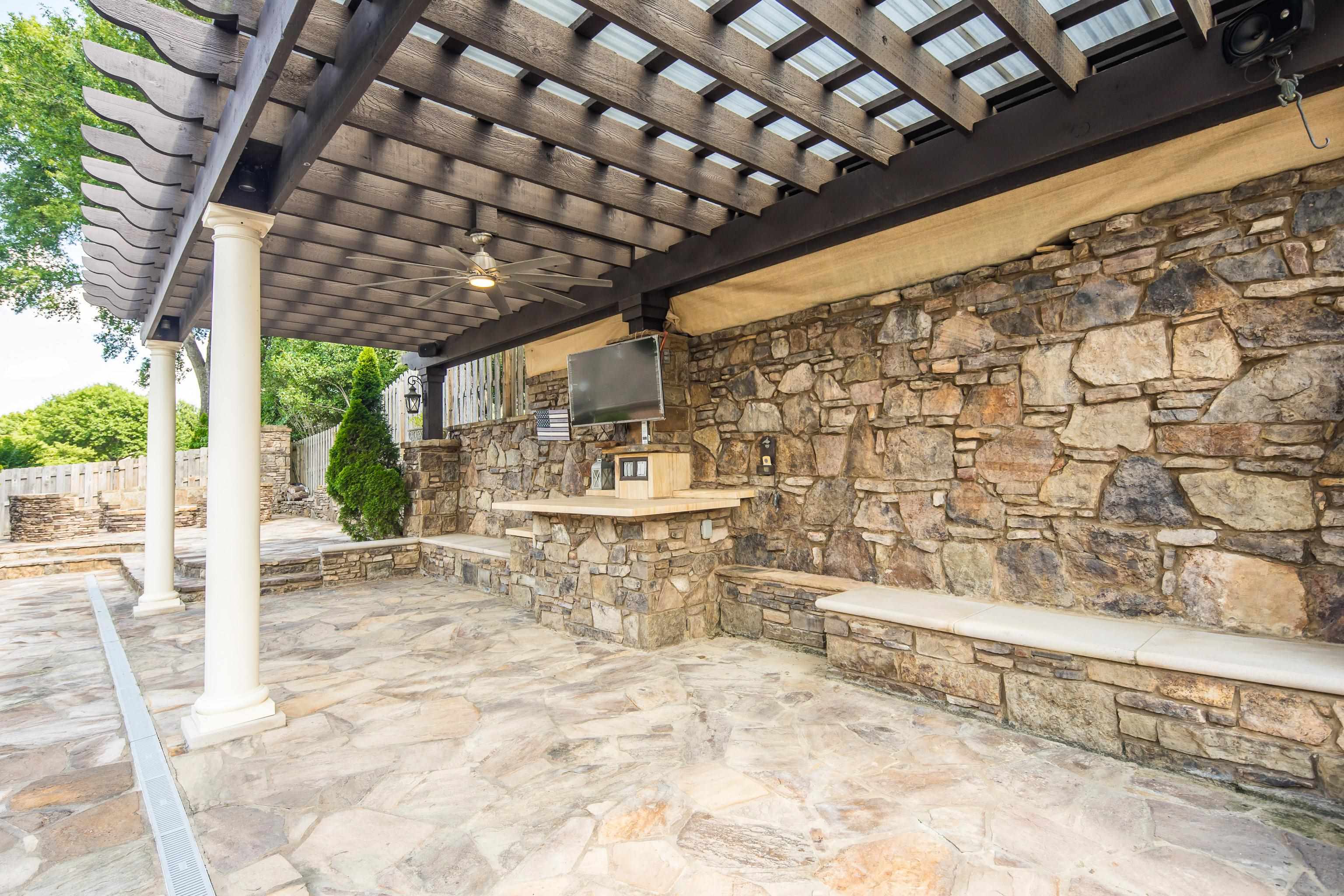 1817 LILES LN