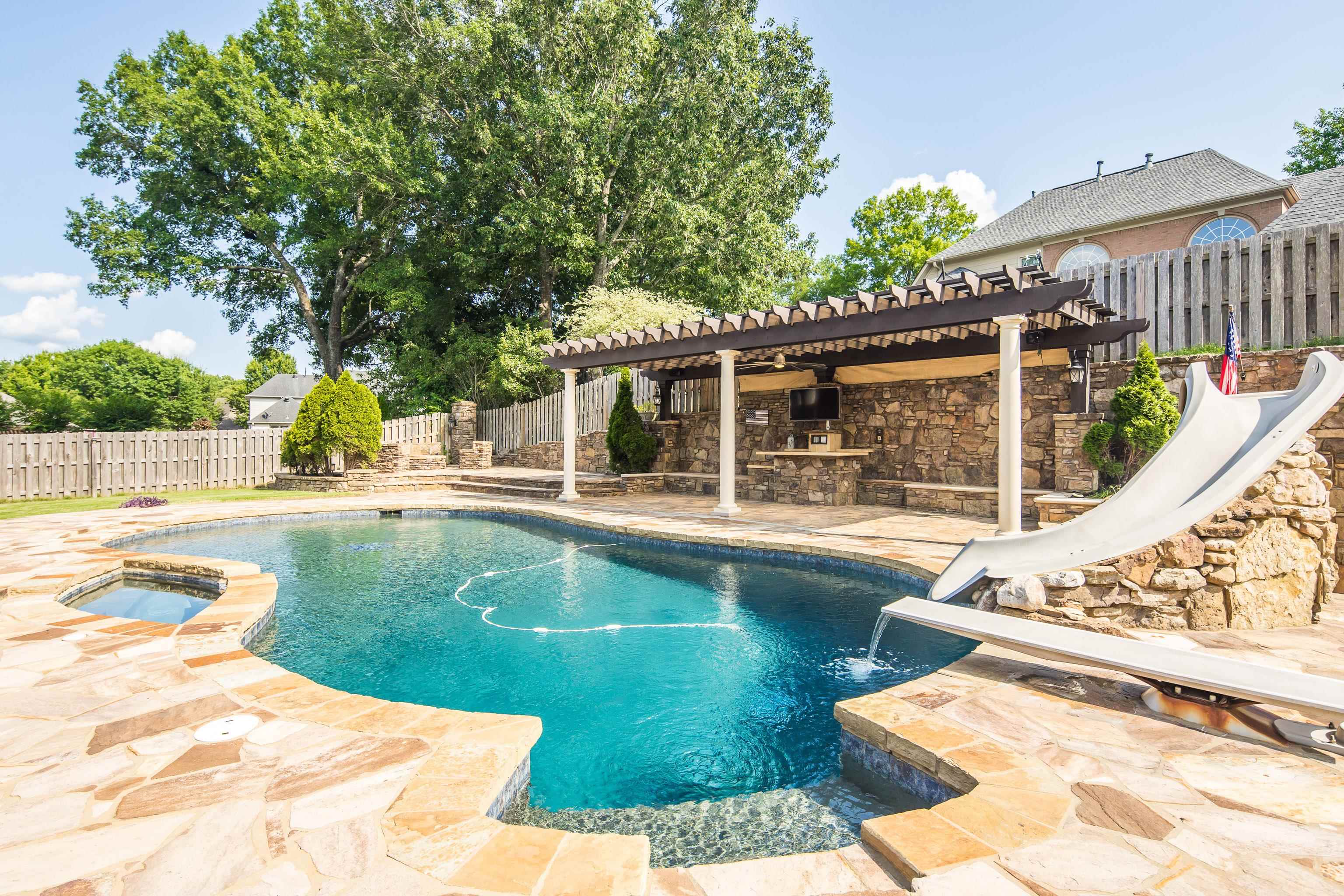 1817 LILES LN