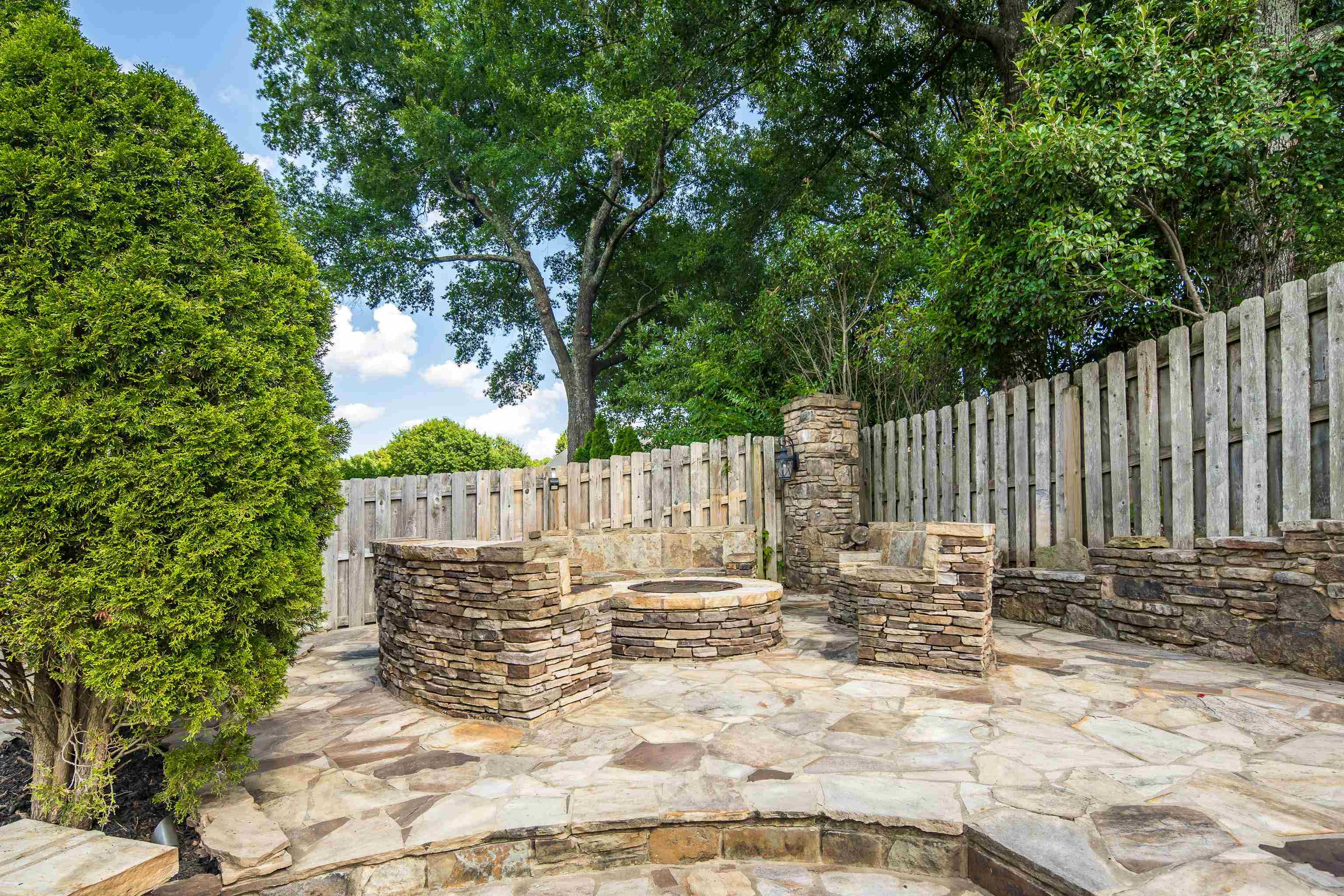 1817 LILES LN