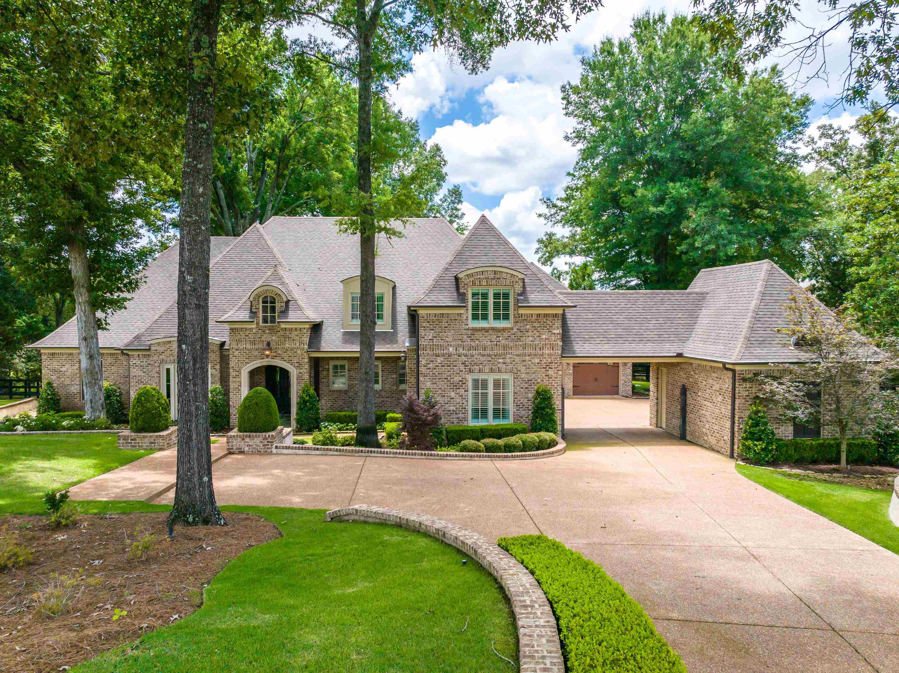 70 GREENBRIER LAKES CV
