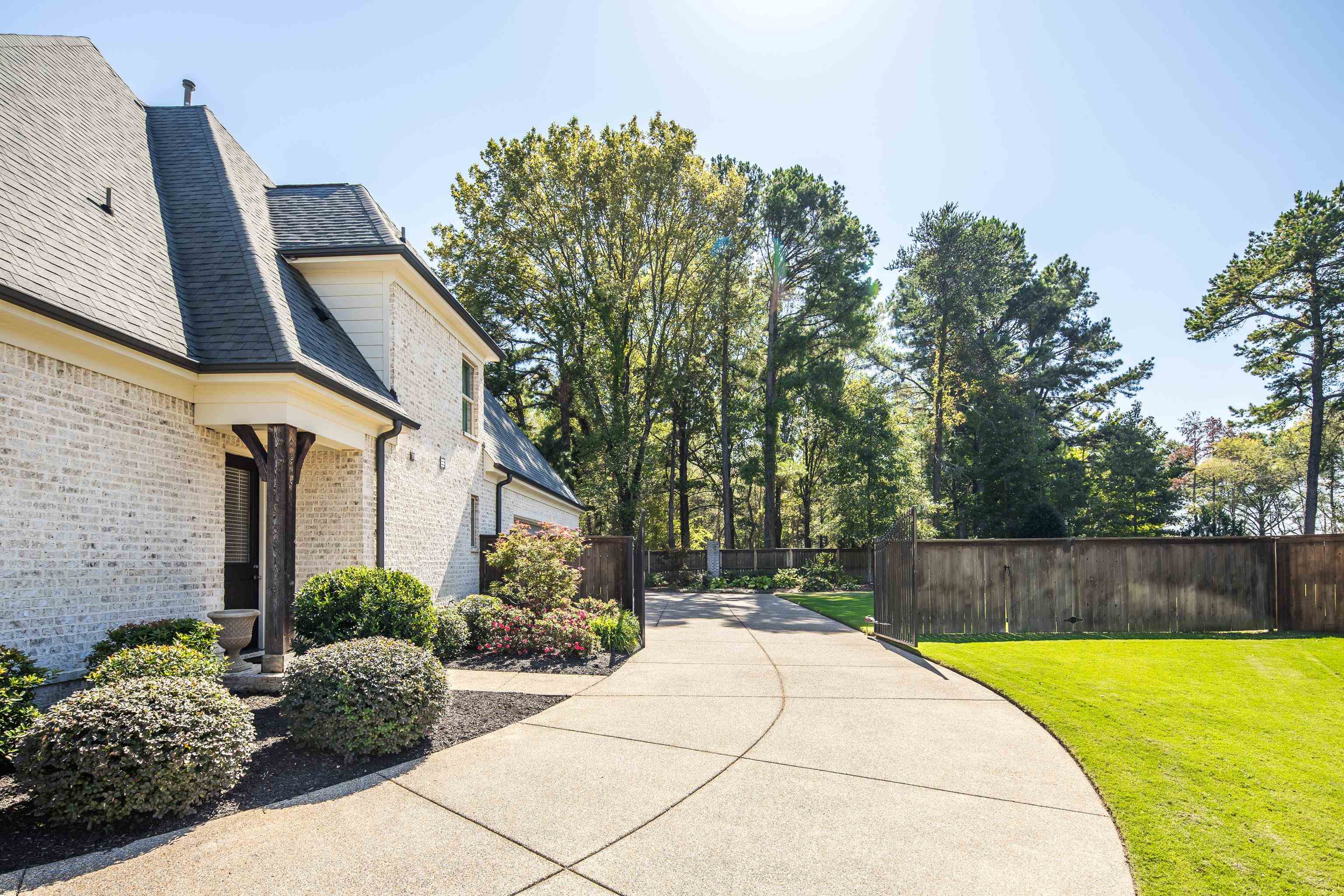 10701 MAGNOLIA PARK CIR S