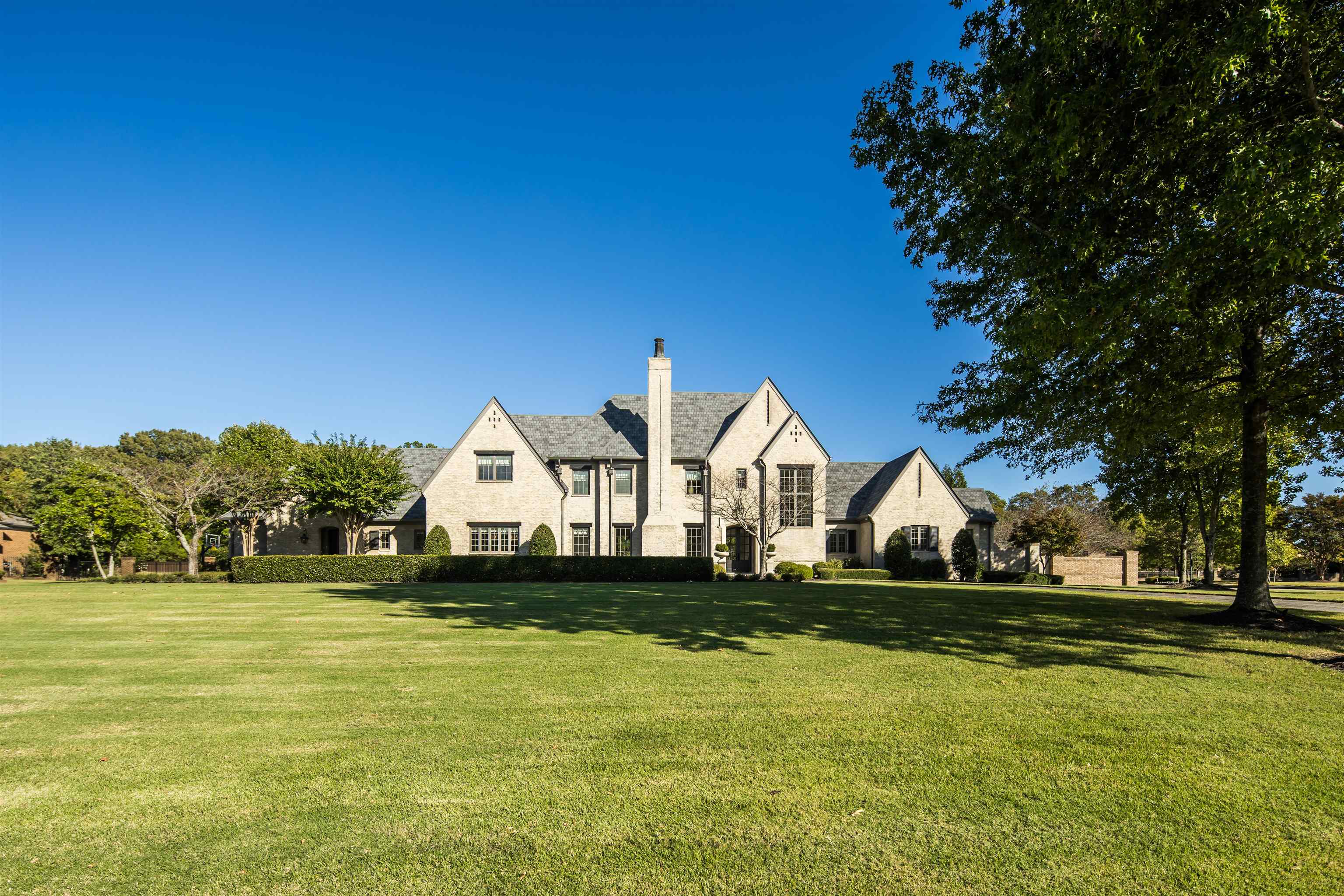 206 DUBRAY MANOR DR