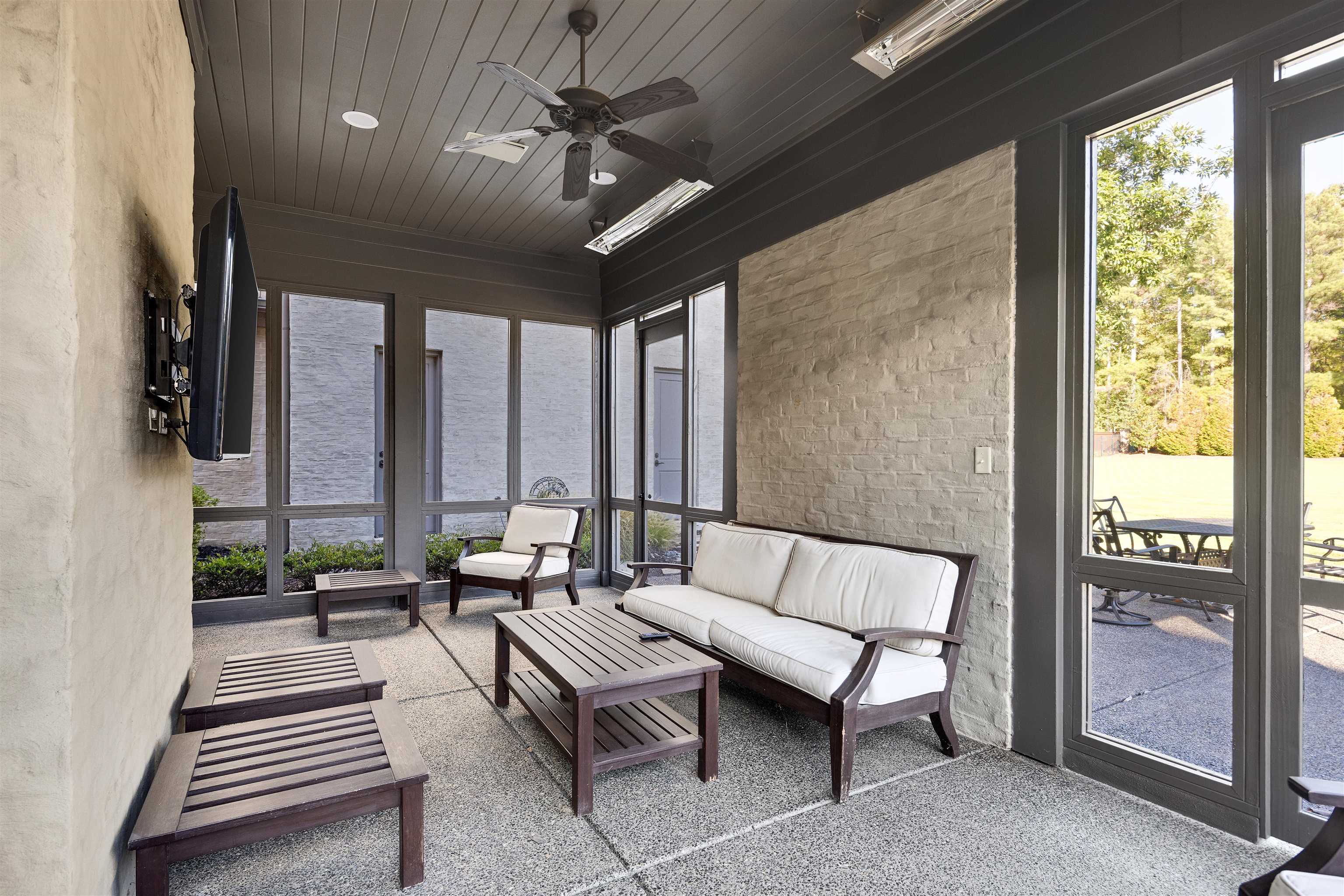 206 DUBRAY MANOR DR