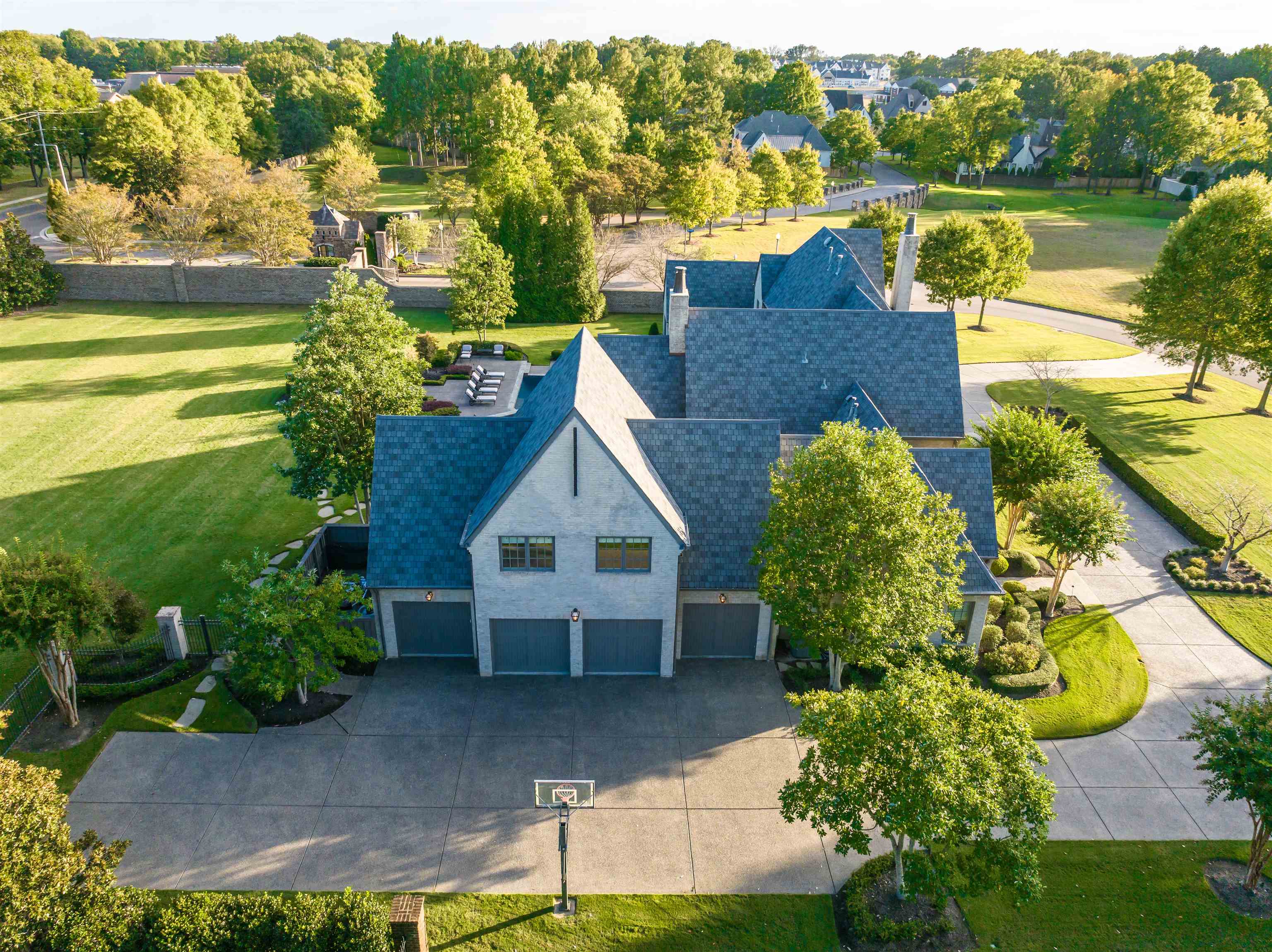 206 DUBRAY MANOR DR