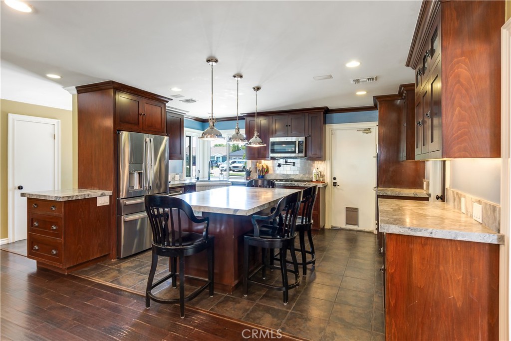 1049 El Mirador