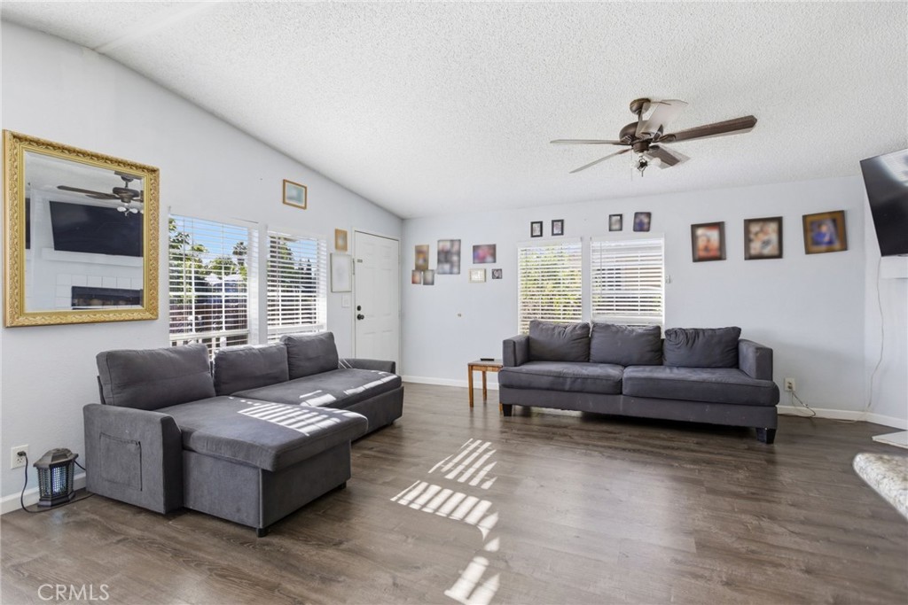 25114 Avenida Valencia