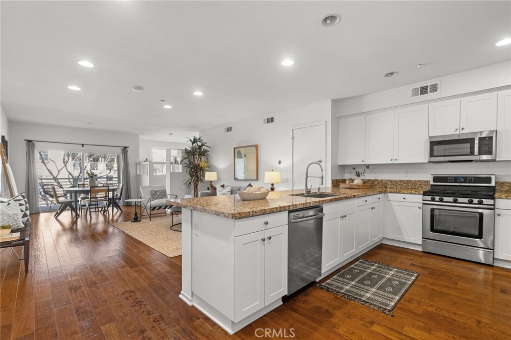 5540 Strand 201