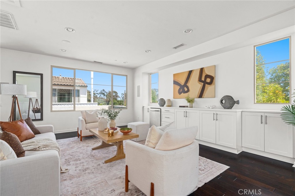 5246 Pacific Terrace
