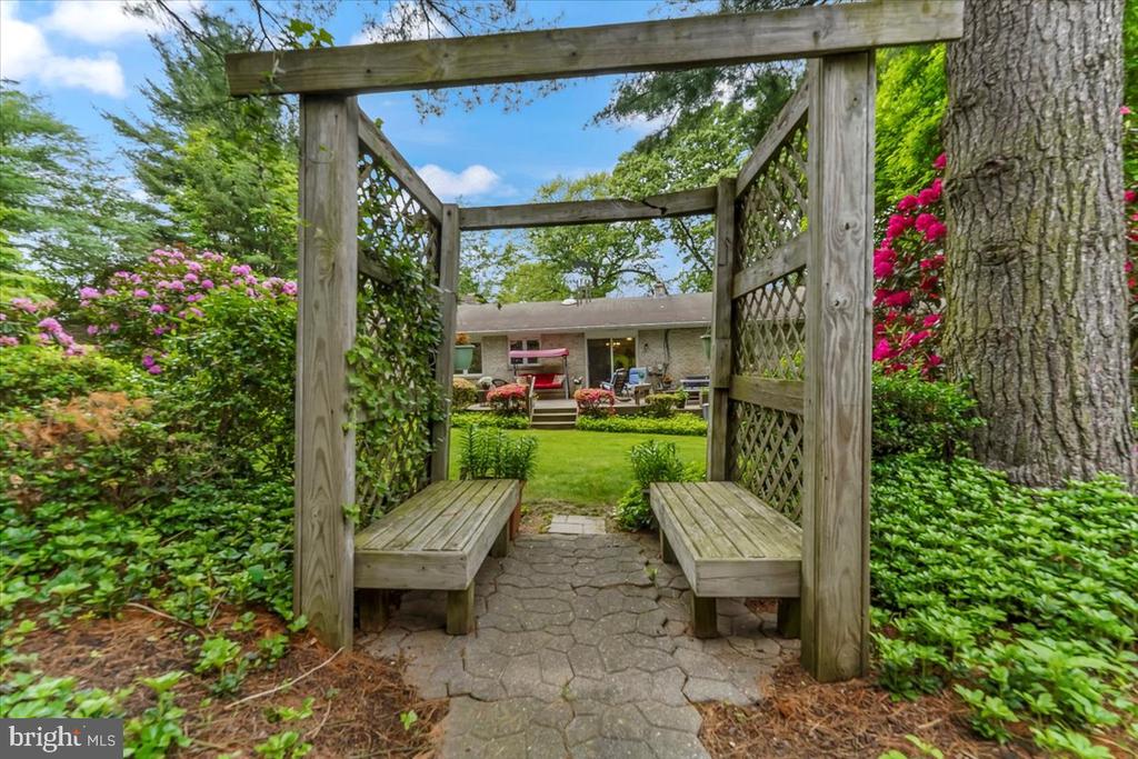 942 COSSART ROAD