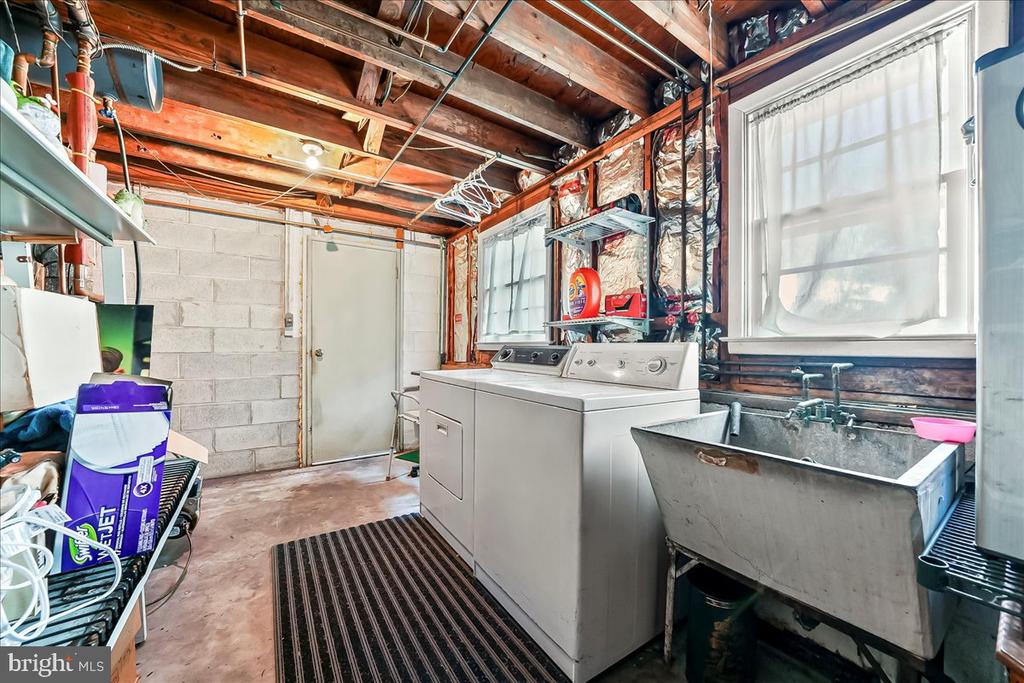 1605 COUNTRY LANE