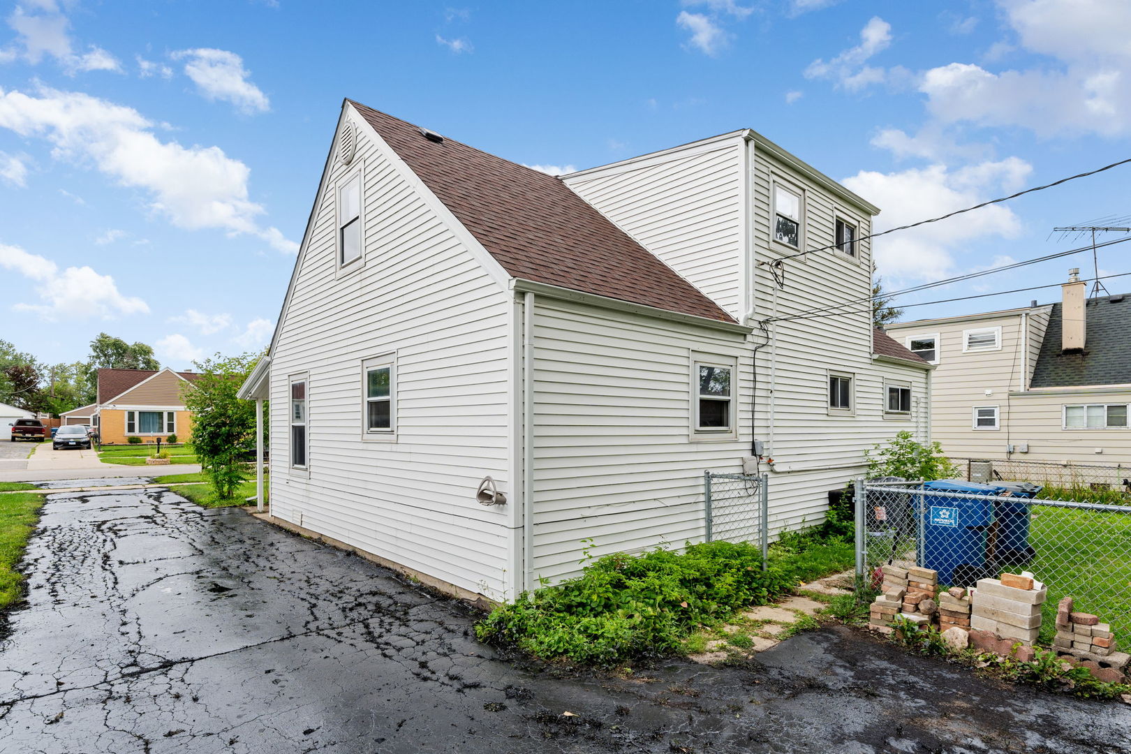 906 Medinah Street