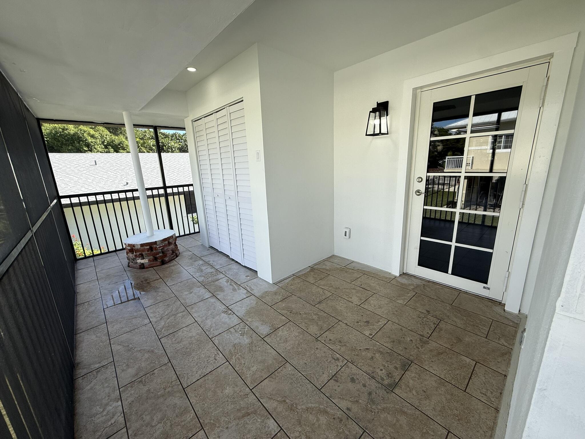 435 Collins Street Unit: upstairs only