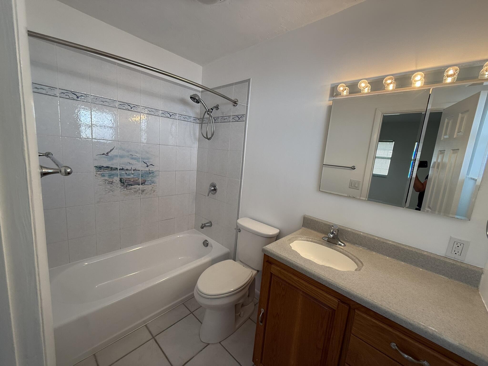 435 Collins Street Unit: upstairs only